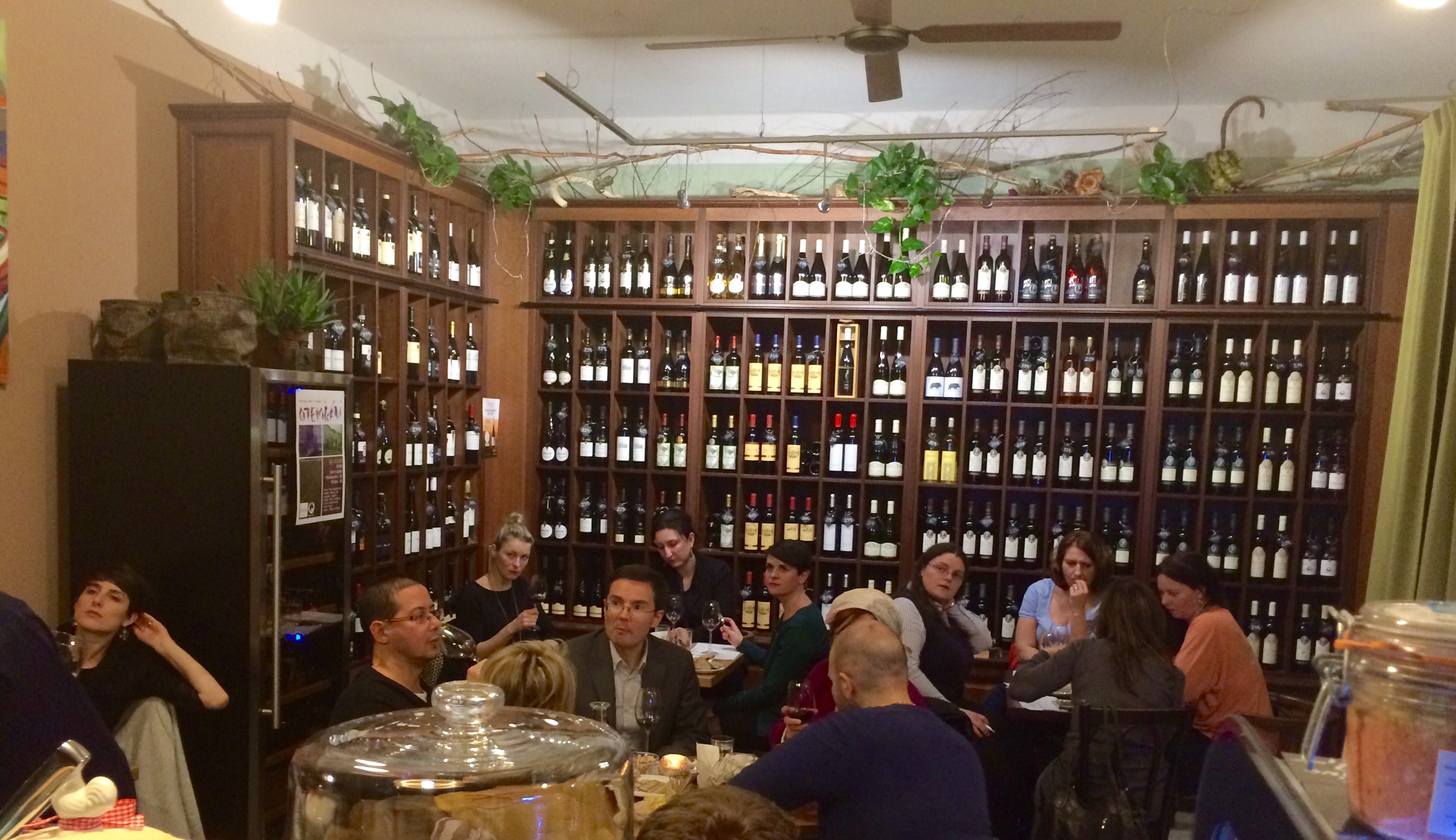 BARRIQÁDA, wine shop and café foto 2