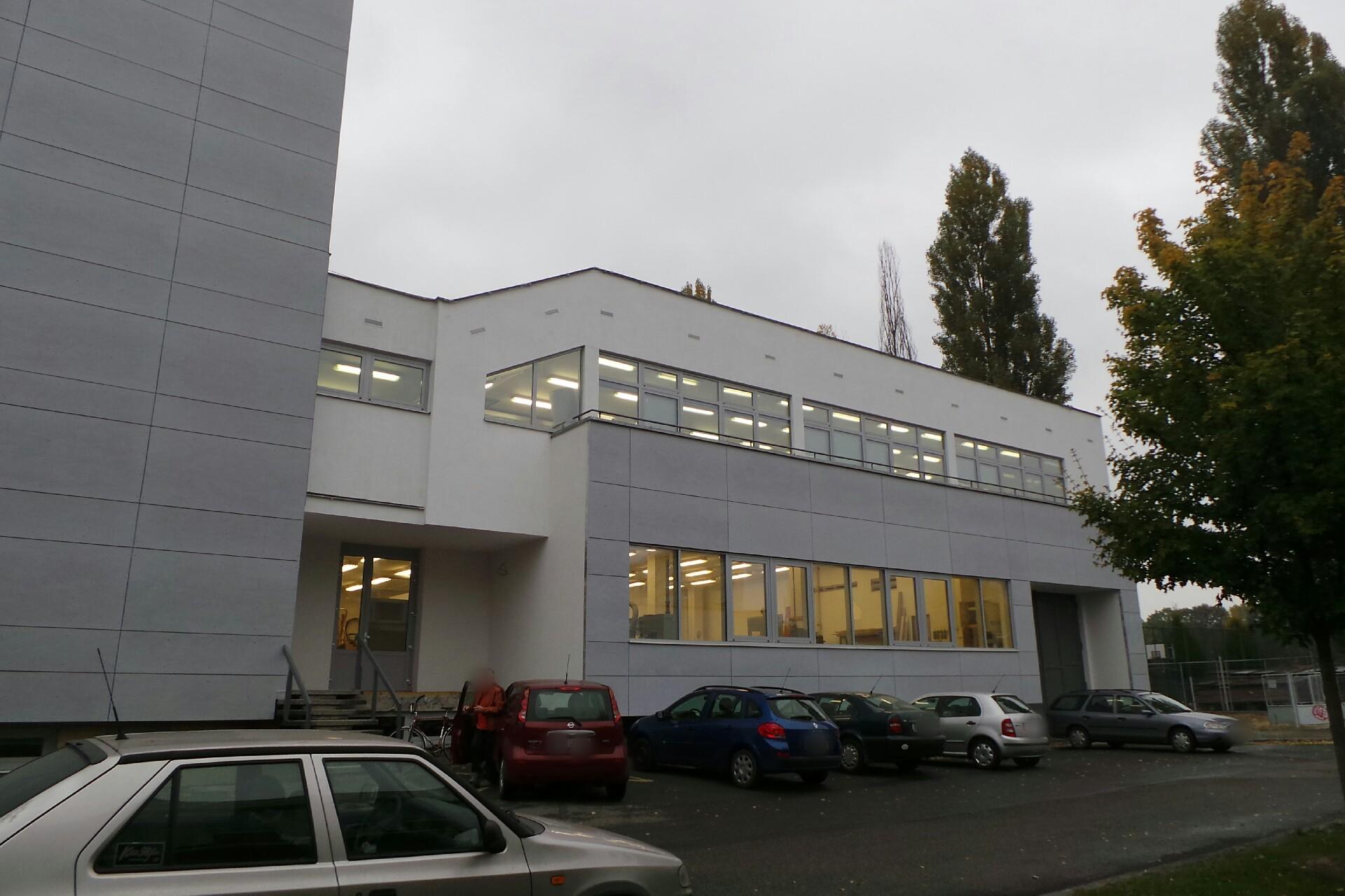 Střední uměleckoprůmyslová škola hudebních nástrojů a nábytku, Hradec Králové, 17.listopadu 1202