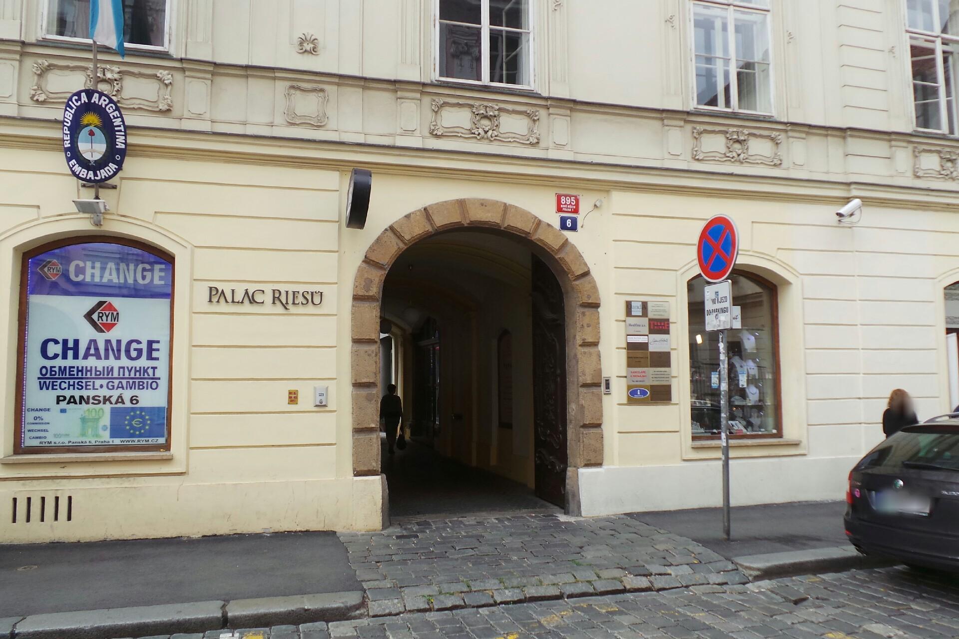 Mgr. Alena Řenďovská, advokát