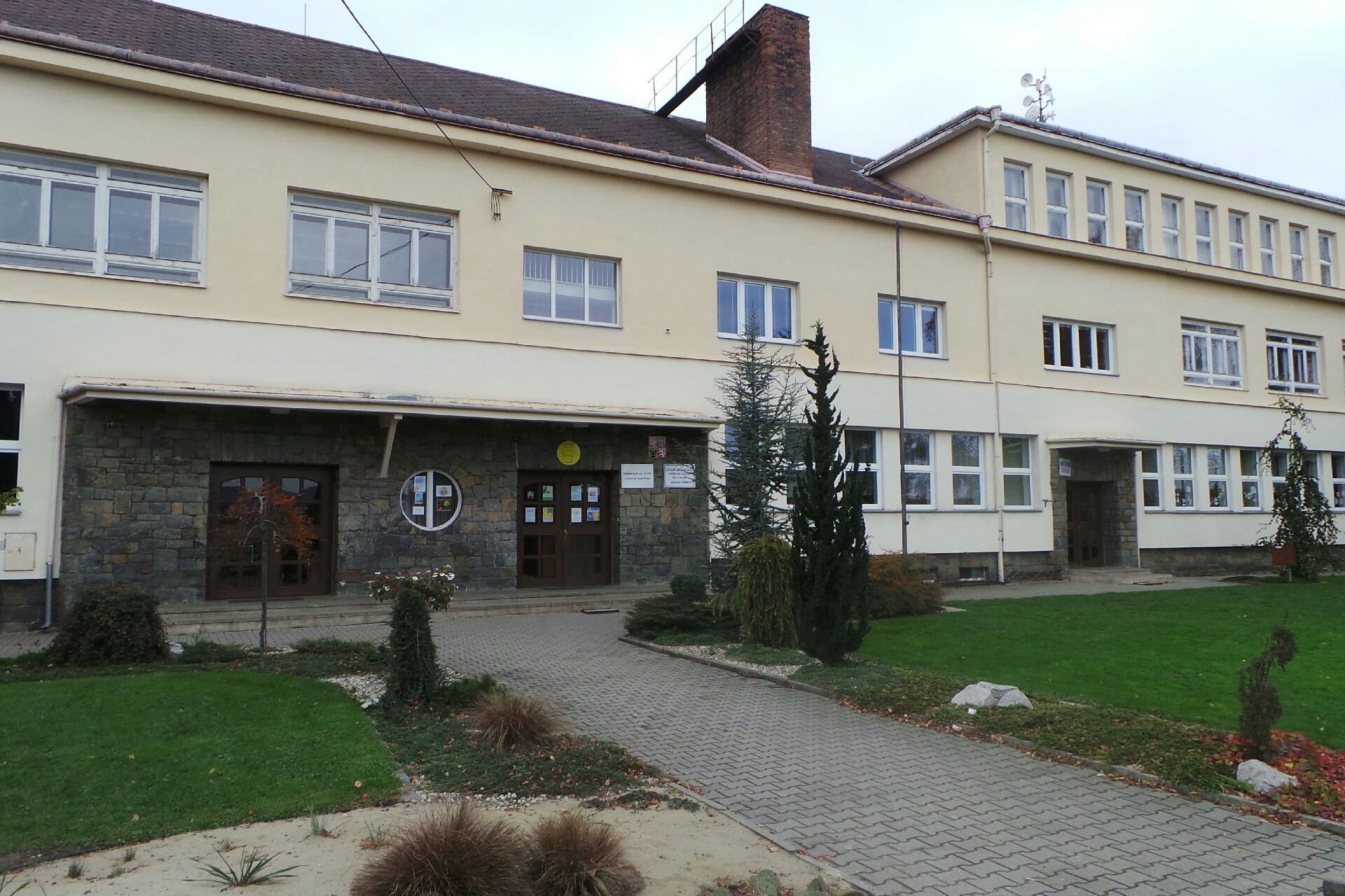 ZŠ generála Heliodora Píky a MŠ Štítina