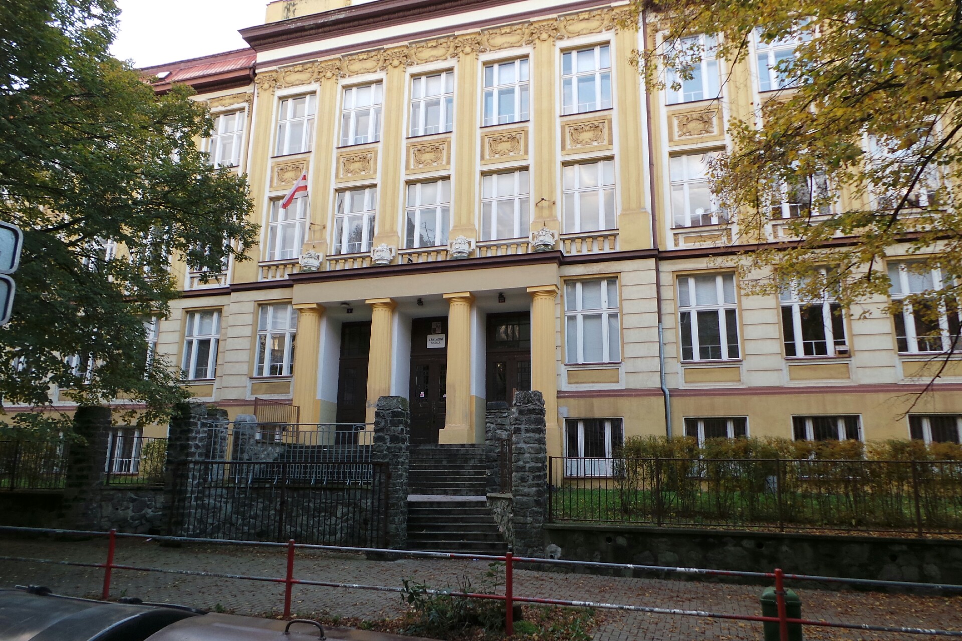 Fakultní ZŠ Ústí nad Labem, České mládeže