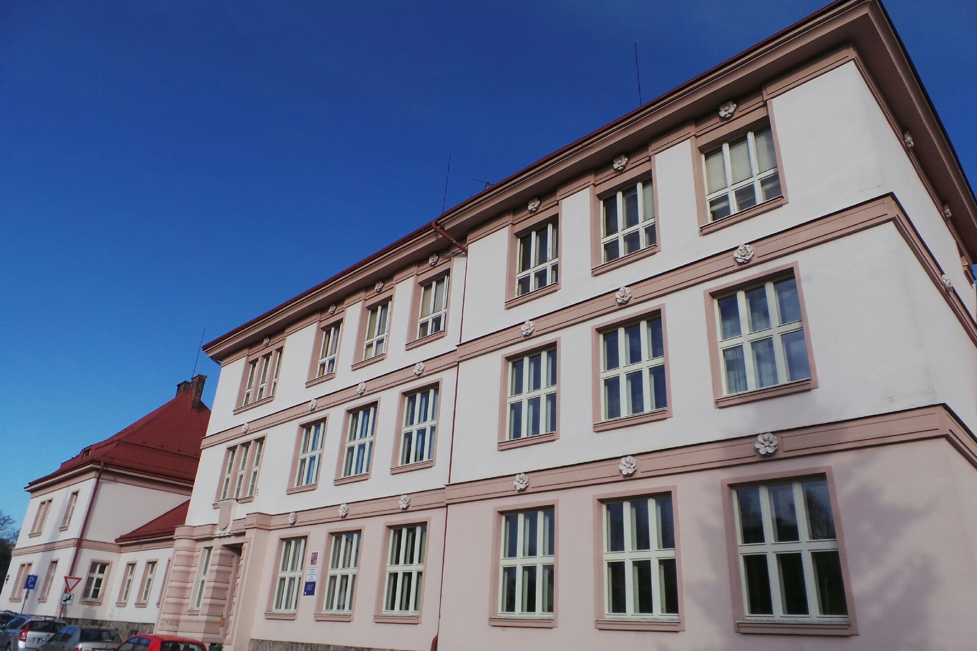 Vyšší odborná škola zdravotnická, Střední zdravotnická škola a Obchodní akademie, Trutnov