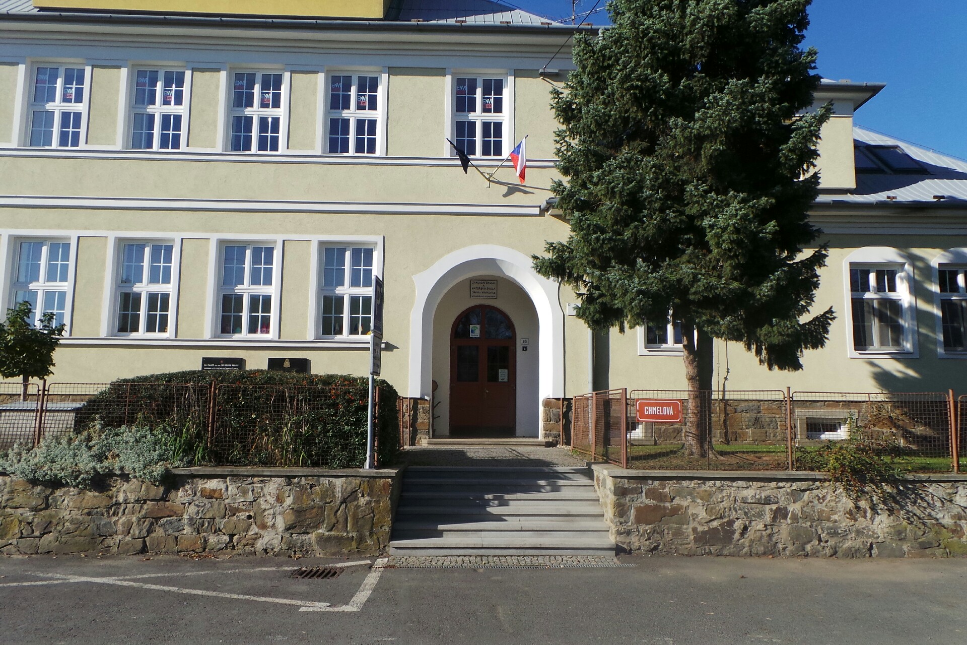 ZŠ a MŠ Opava - Vávrovice, Chmelová