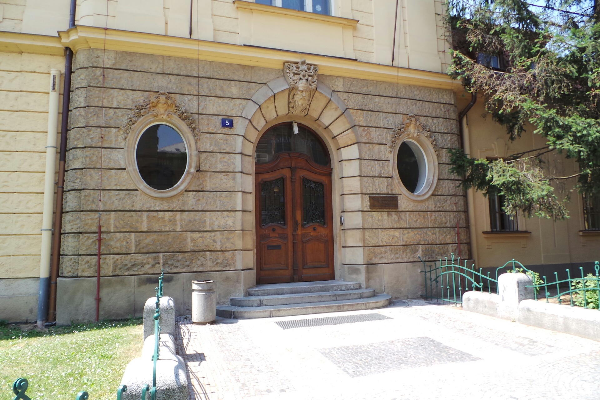 Katedra fyziky materiálů Matematicko-fyzikální fakulty - Univerzita Karlova