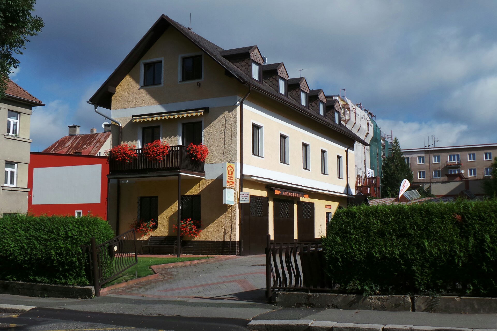 Autoservis u hotelové školy