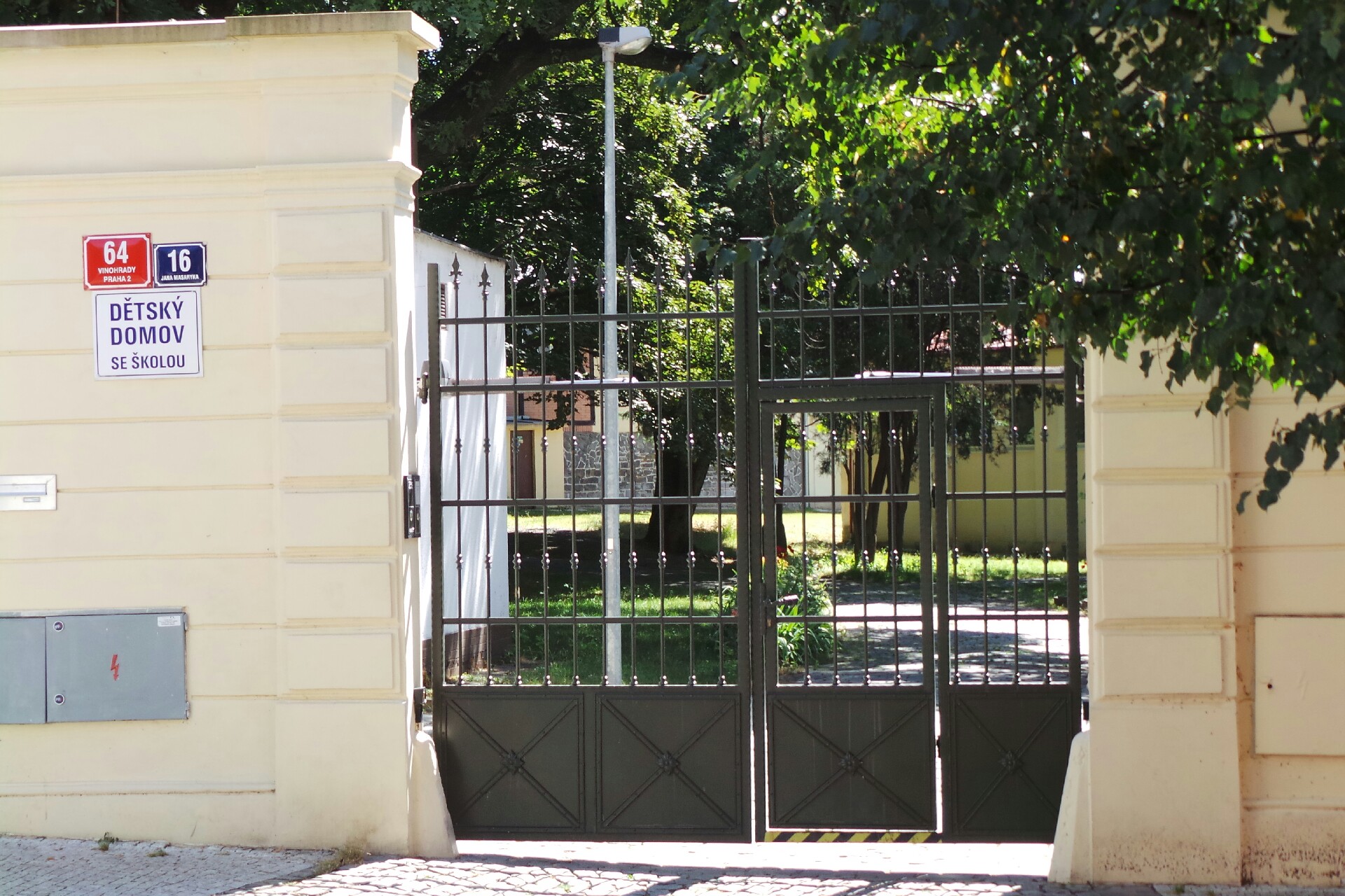 Dětský domov se školou, středisko výchovné péče a základní škola, Praha 2, Jana Masaryka 16