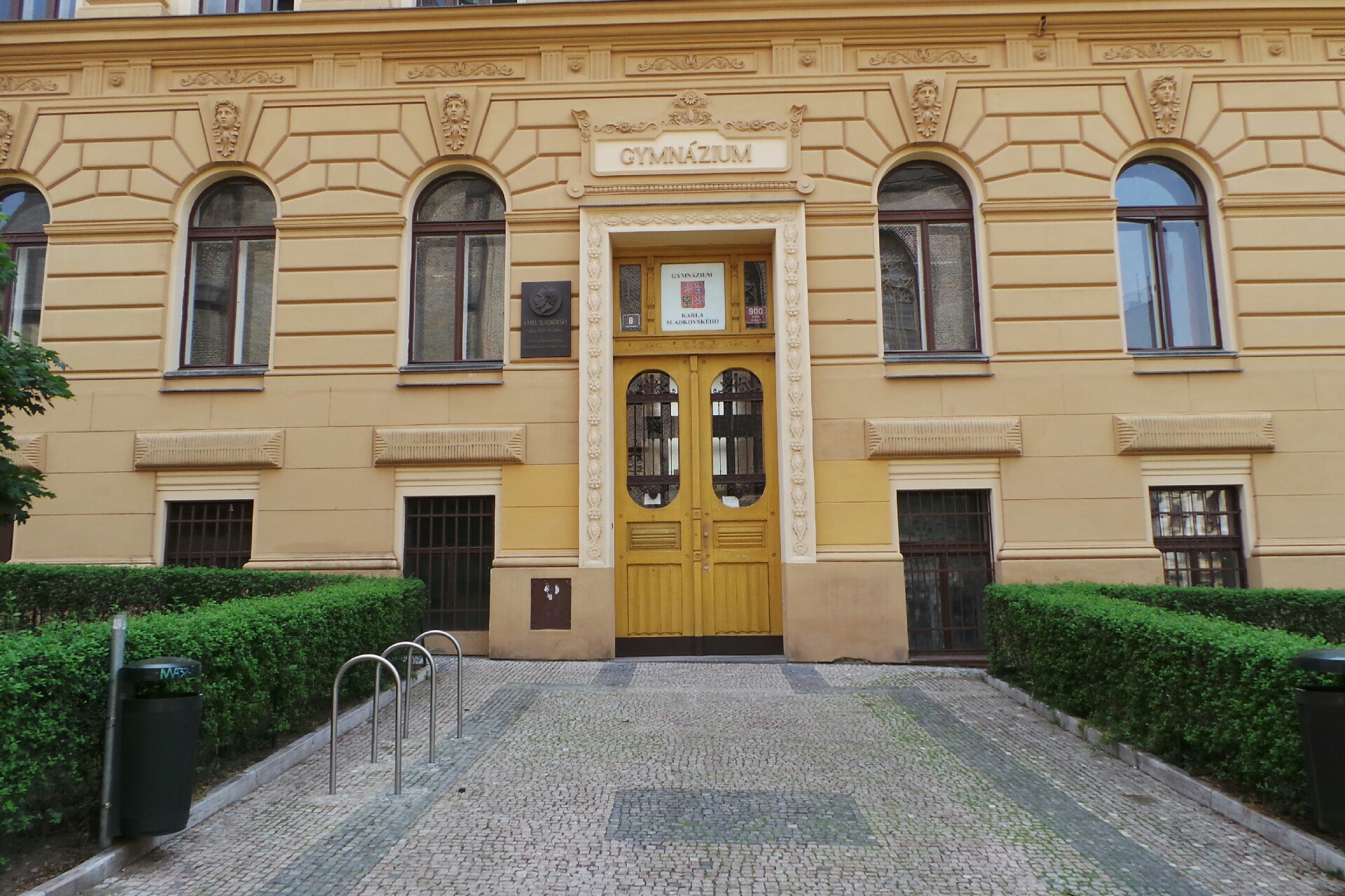 Gymnázium Karla Sladkovského Praha 3 foto 3