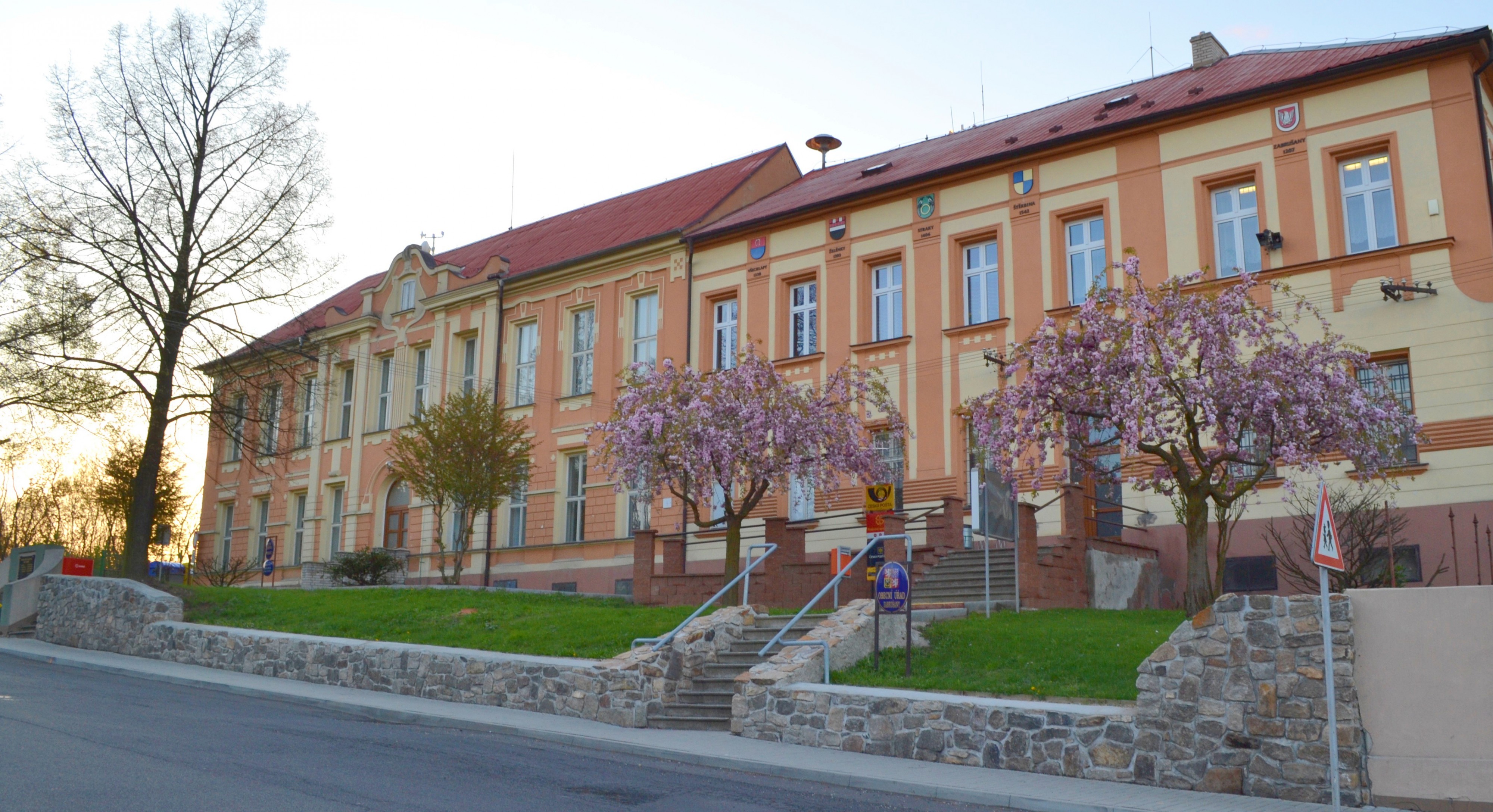 Zabrušany - obecní úřad foto 2