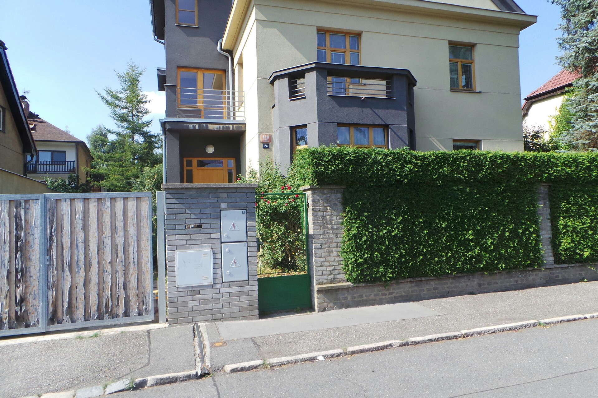 Tikal René, Ak. soch.