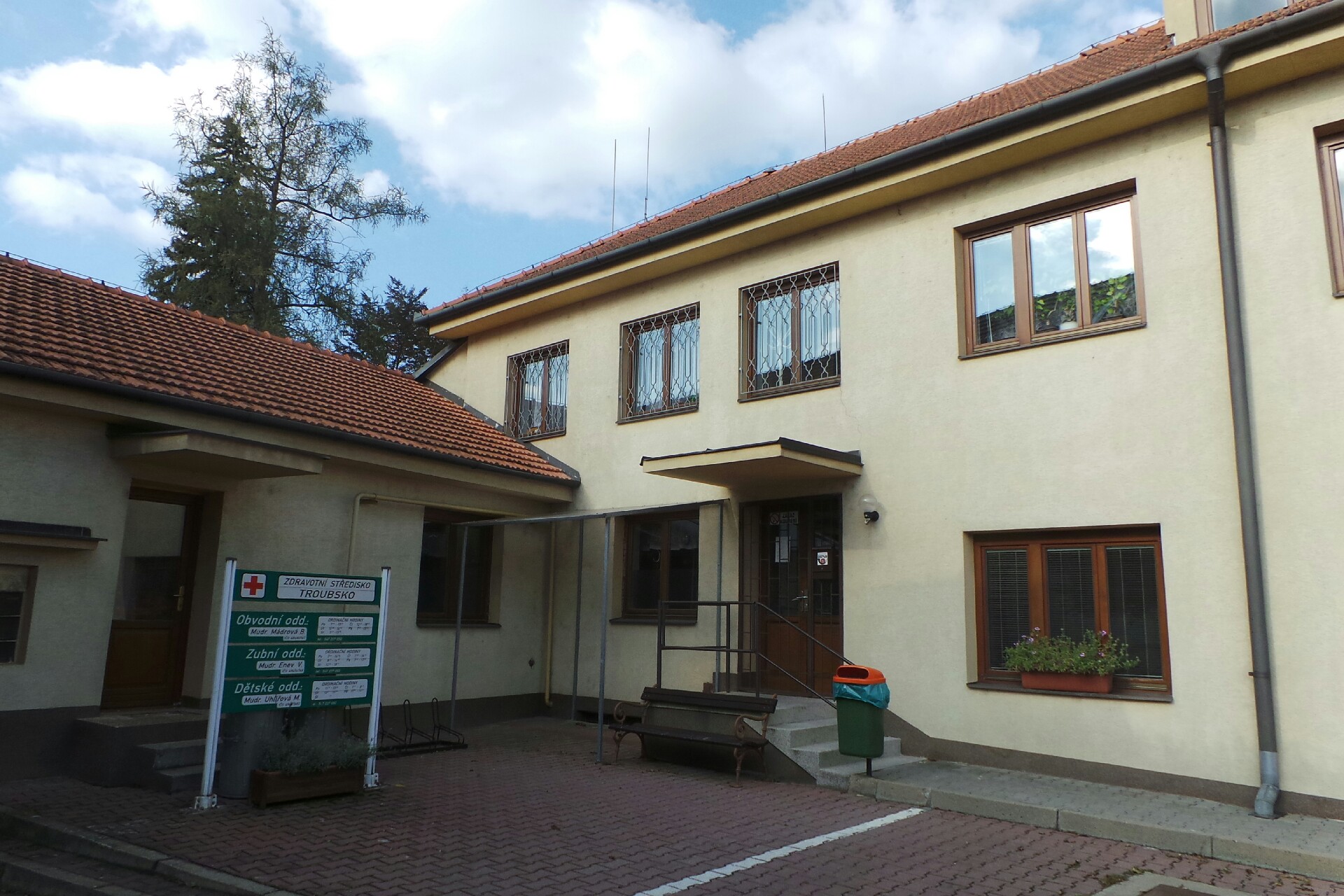 Zubní lékař MUDr. Vladimír Enev