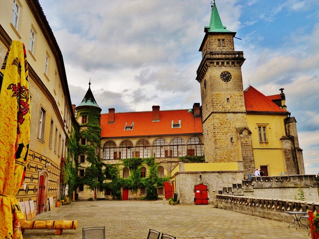 HOTEL ZÁMEK HRUBÁ SKÁLA, s.r.o.