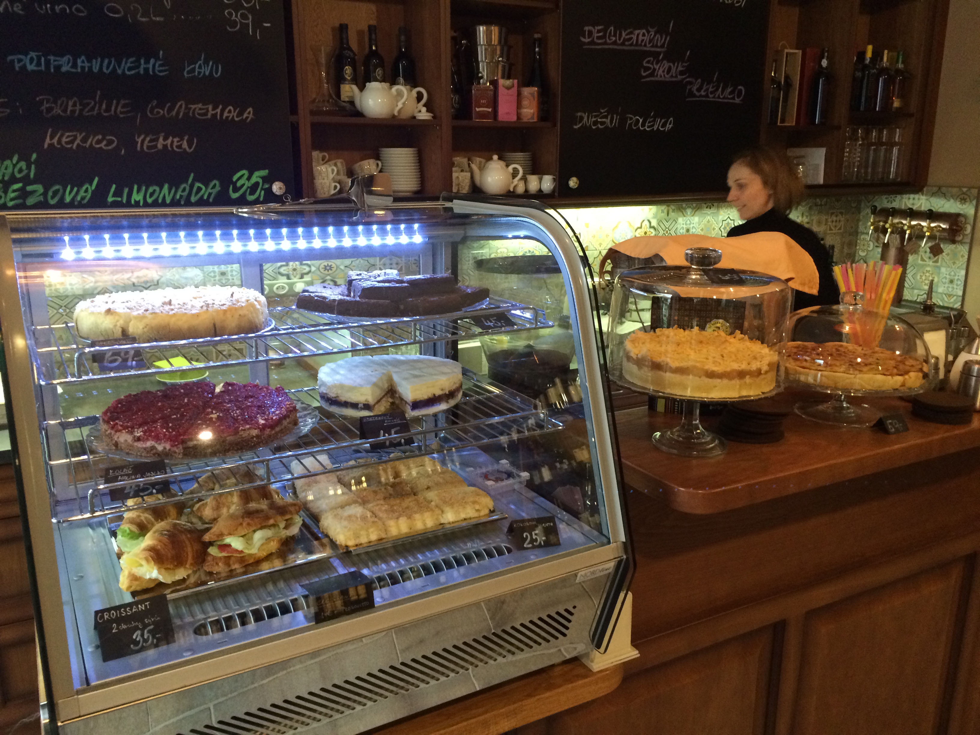 BARRIQÁDA, wine shop and café foto 3