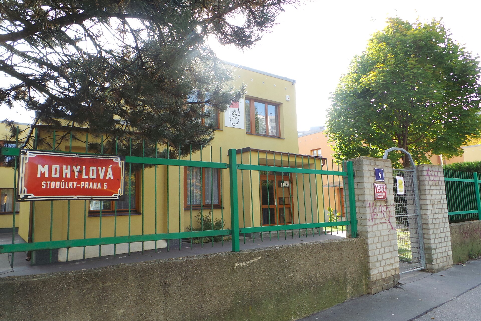 Sluníčko pod střechou