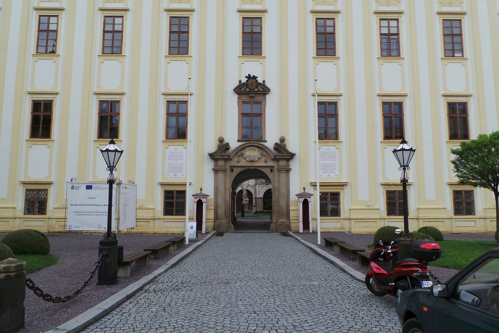 Historická knihovna Arcibiskupského zámku a zahrad