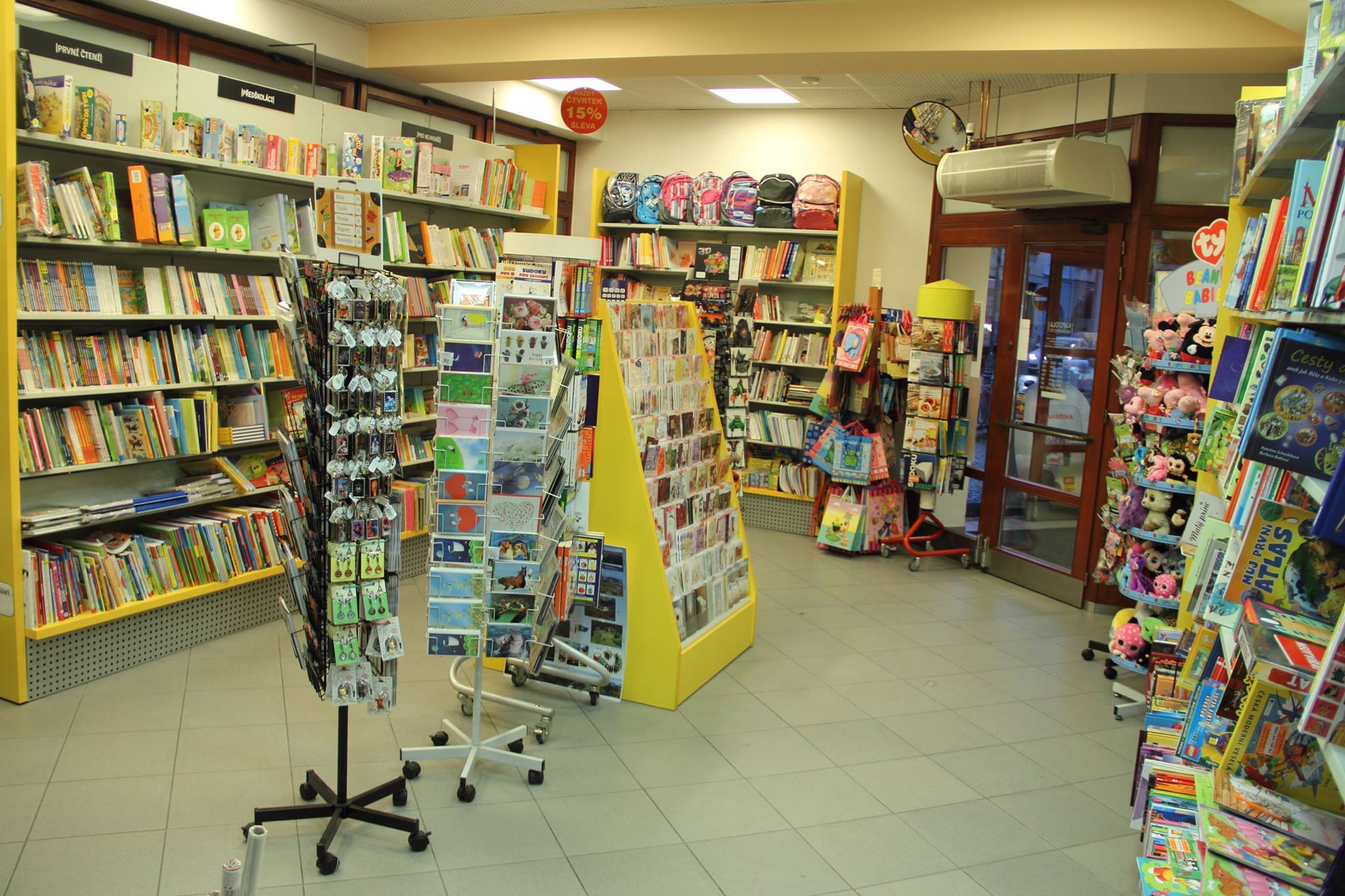 KAPITOLA Knihkupectví foto 3