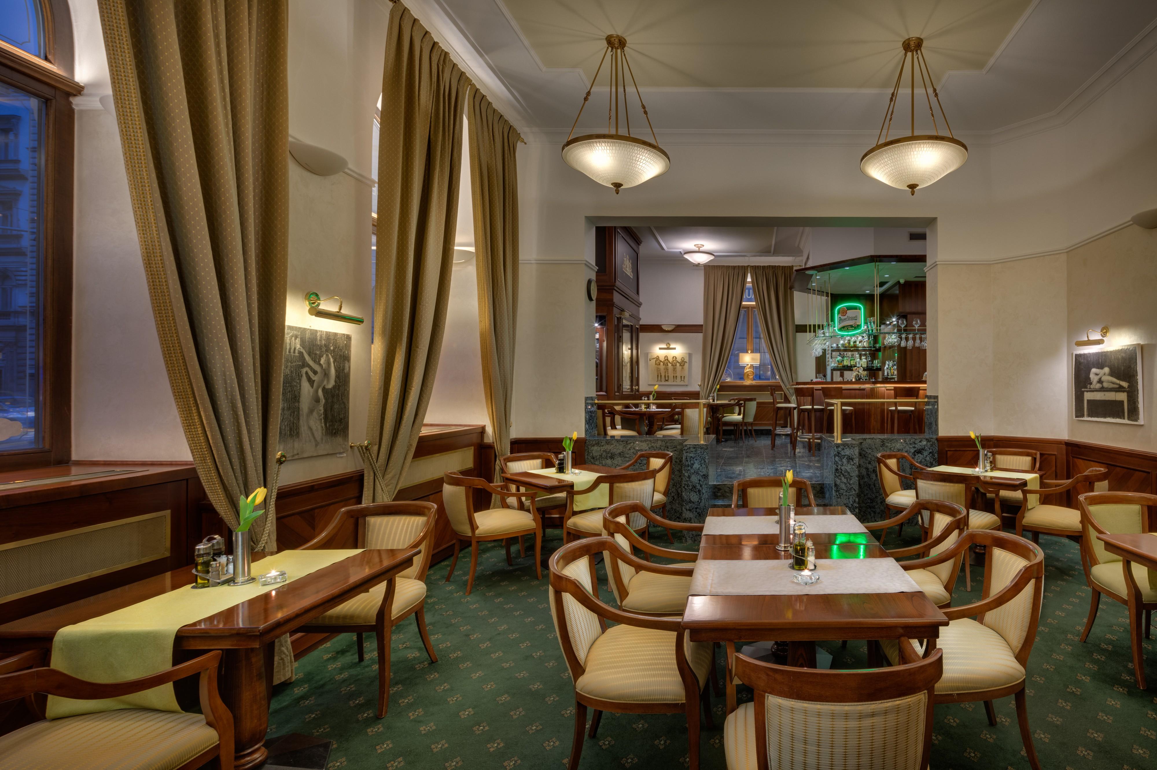 V-Café Bar & Restaurant