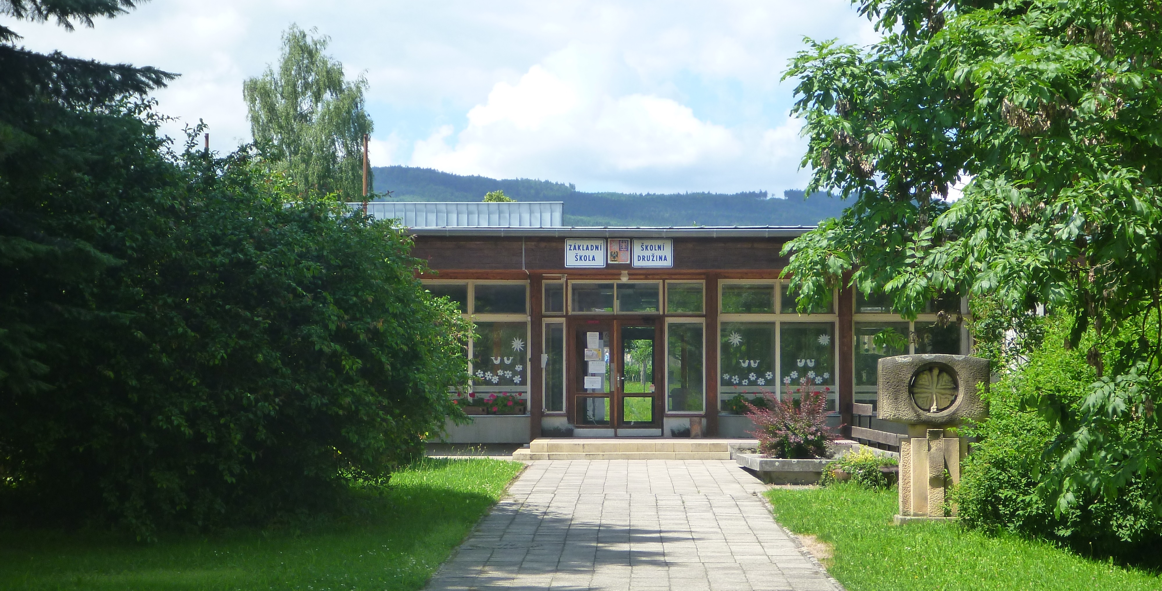 Základní škola a mateřská škola Postřekov foto 2