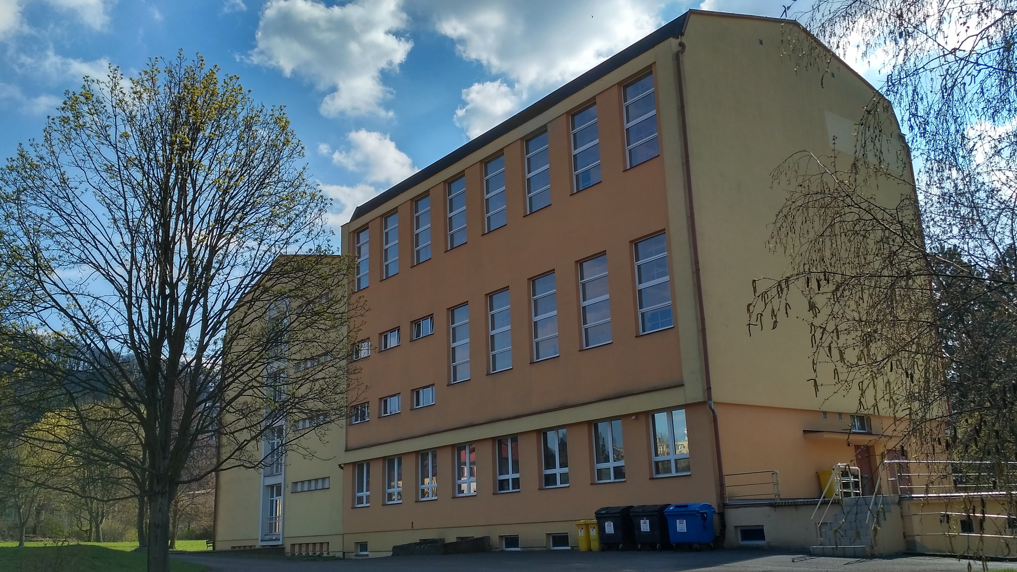 První české gymnázium v Karlových Varech foto 4