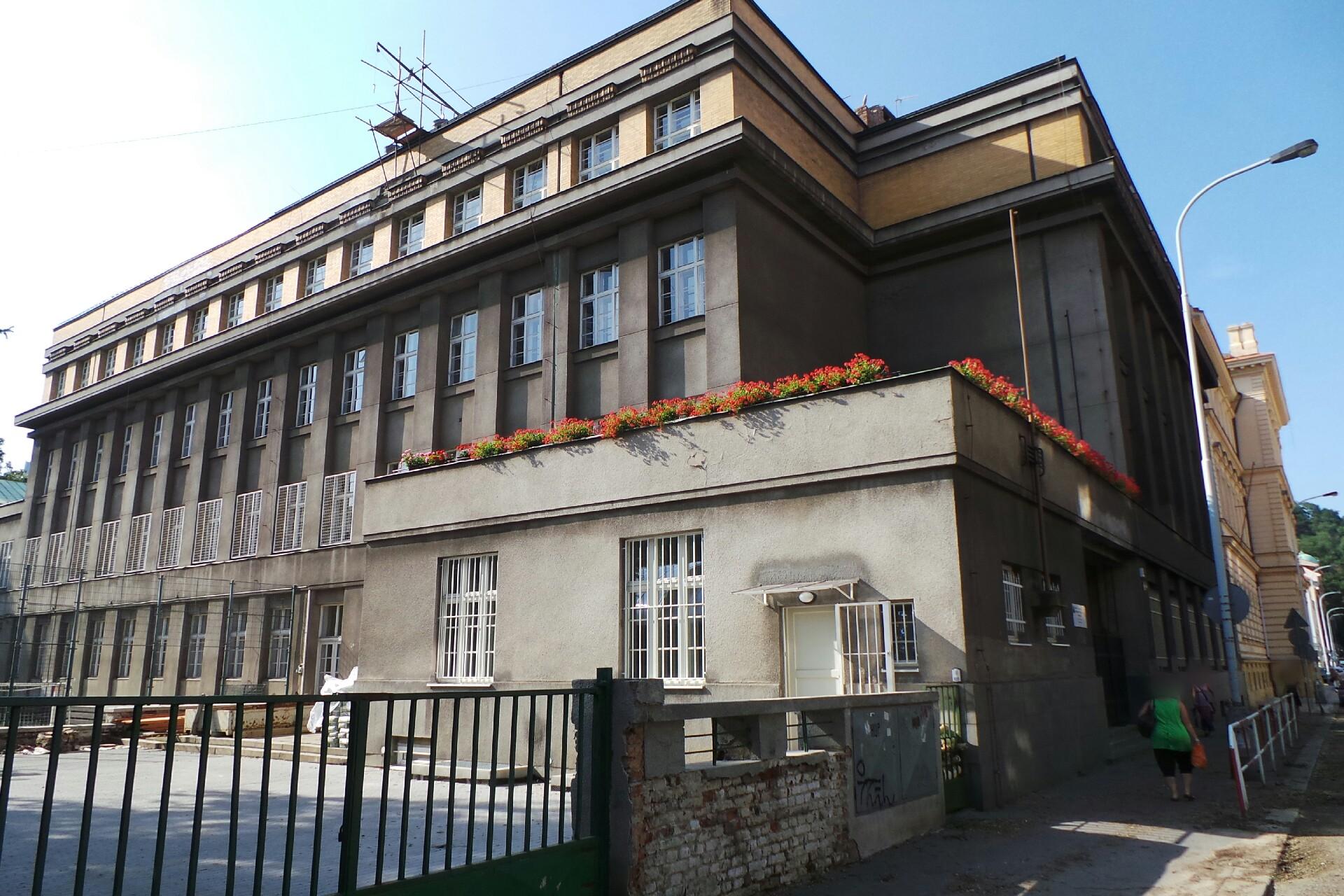 Fakultní ZŠ s rozšířenou výukou jazyků při PedF UK, Praha 5 - Smíchov