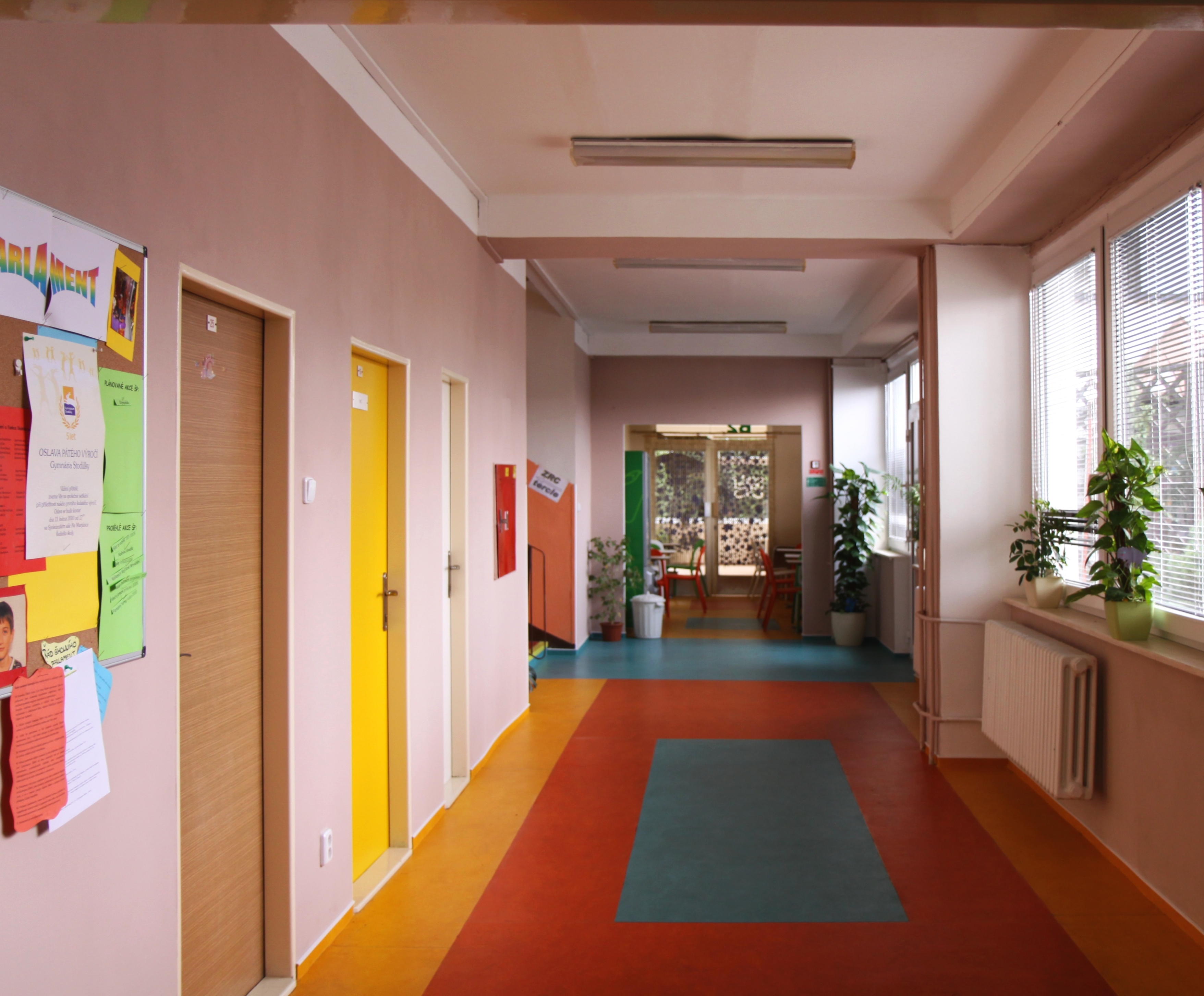 Gymnázium mezinárodních a veřejných vztahů Praha, s.r.o. foto 5
