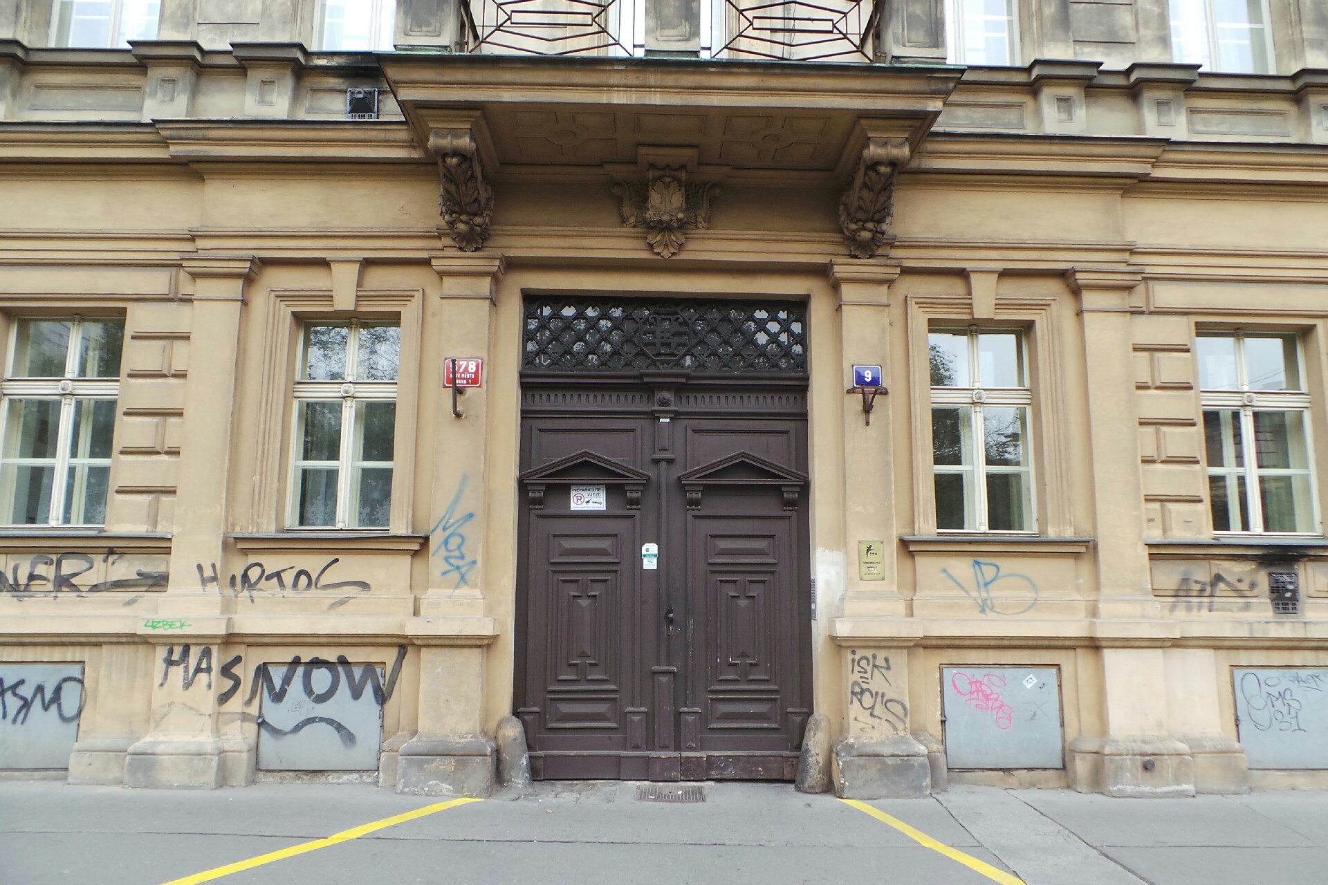 Ivana Follová fashion designer