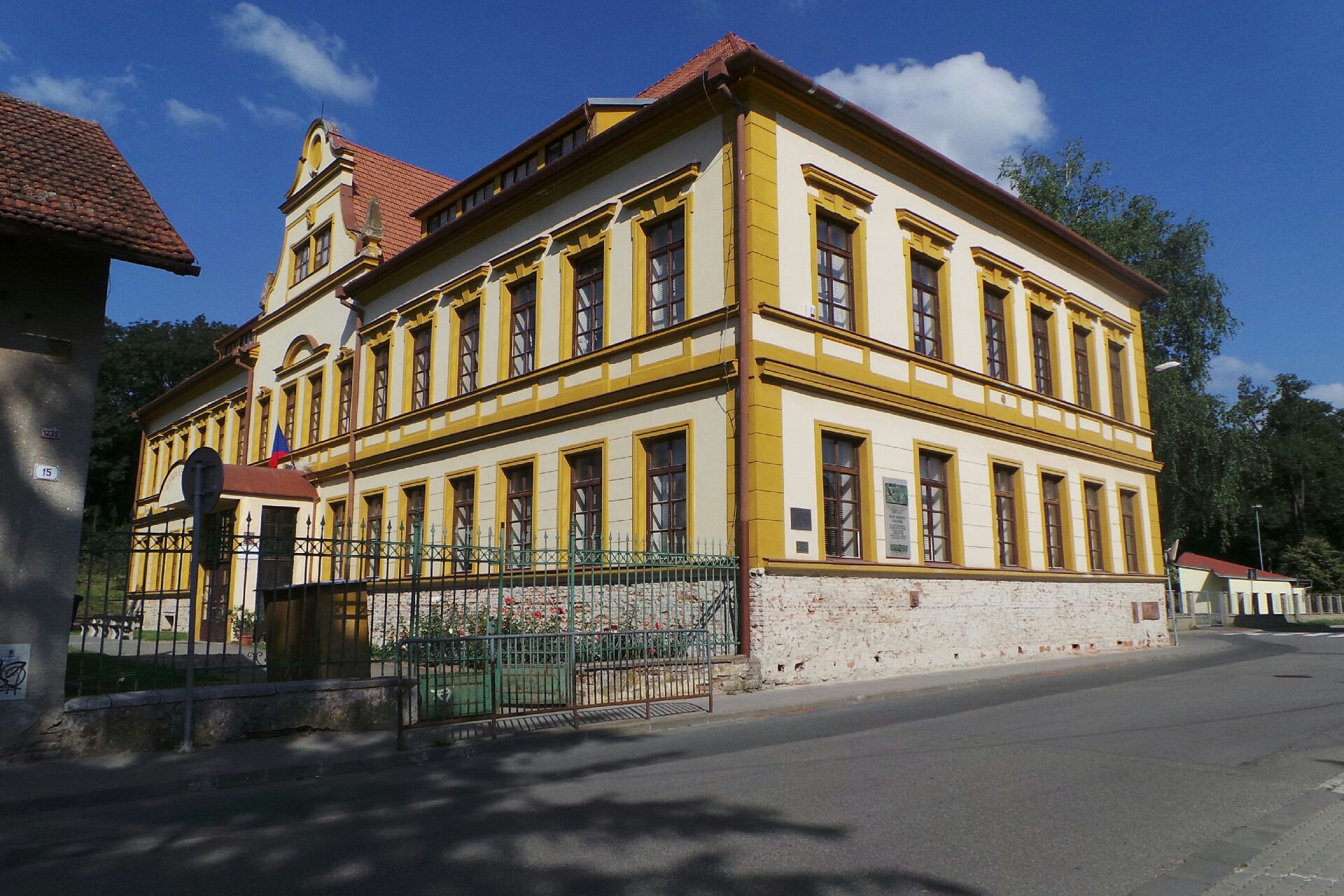 Gymnázium a základní umělecká škola Šlapanice foto 2