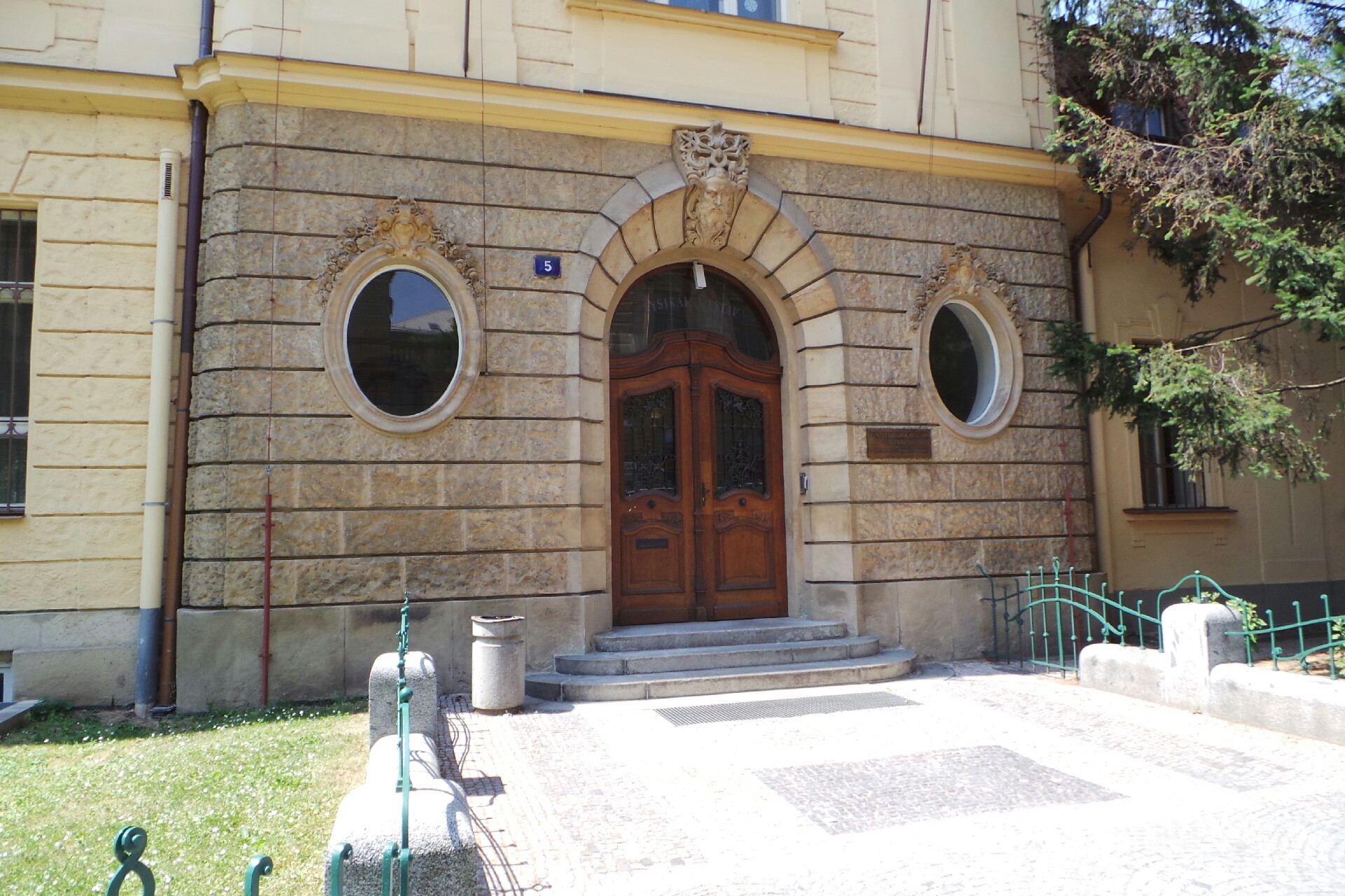 Fyzikální ústav Matematicko-fyzikální fakulty - Univerzita Karlova