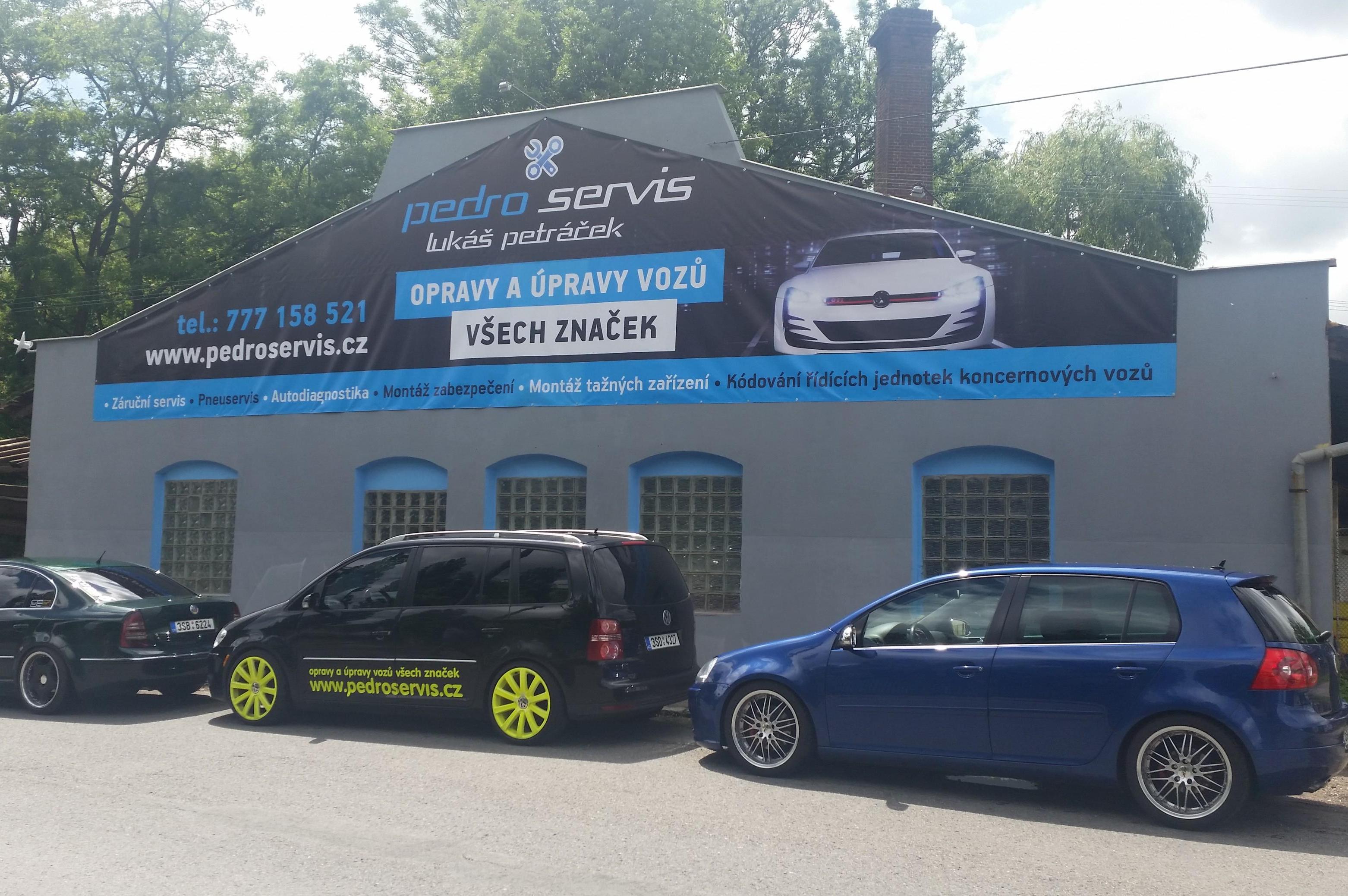 Pedro servis Lukáš Petráček