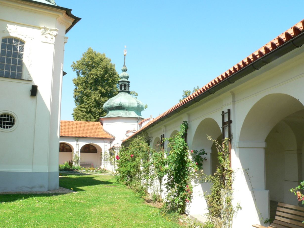 Klášter Kongregace Oblátů Panny Marie Neposkvrněné v Táboře - Klokotech foto 3