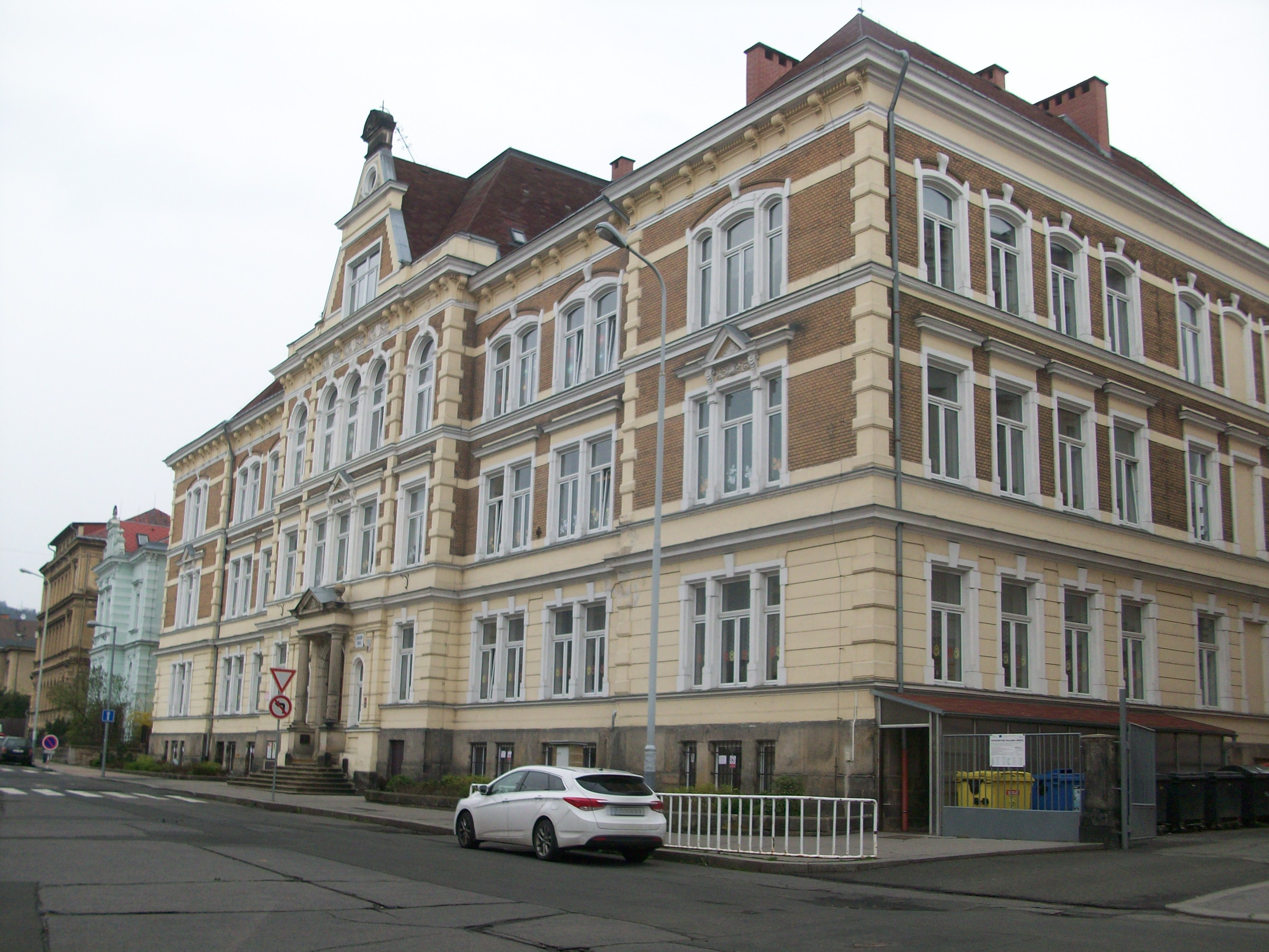 ZŠ Děčín, Komenského náměstí