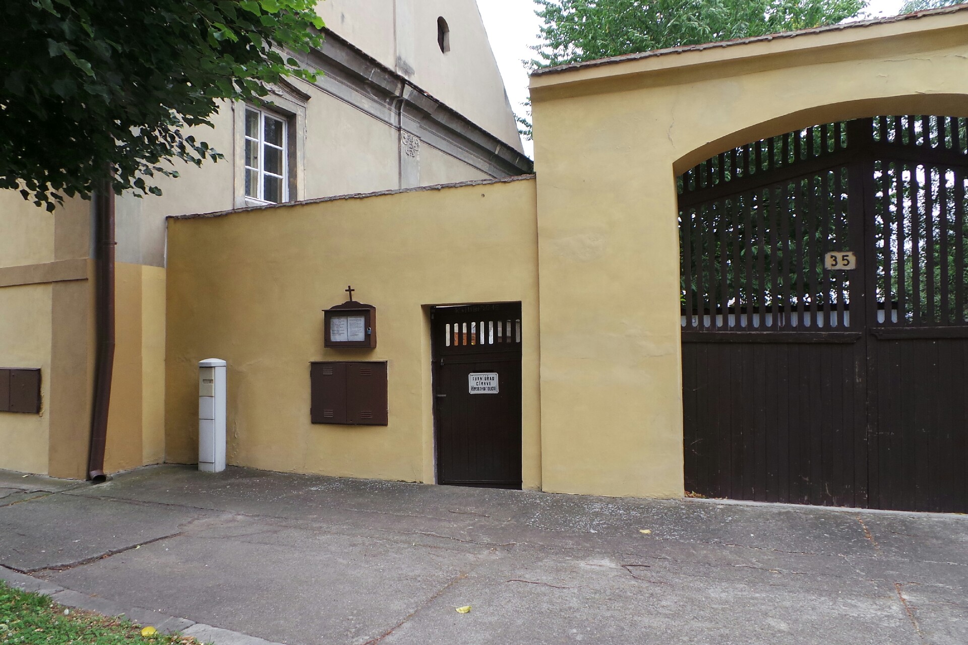 Římskokatolická farnost Lenešice