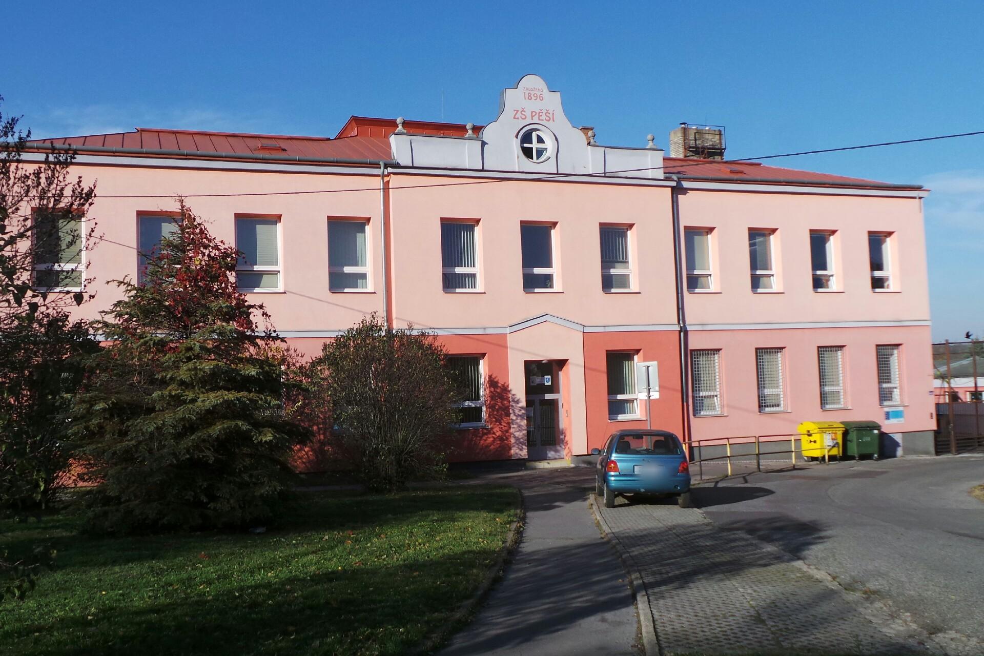 ZŠ Ostrava-Muglinov, Pěší