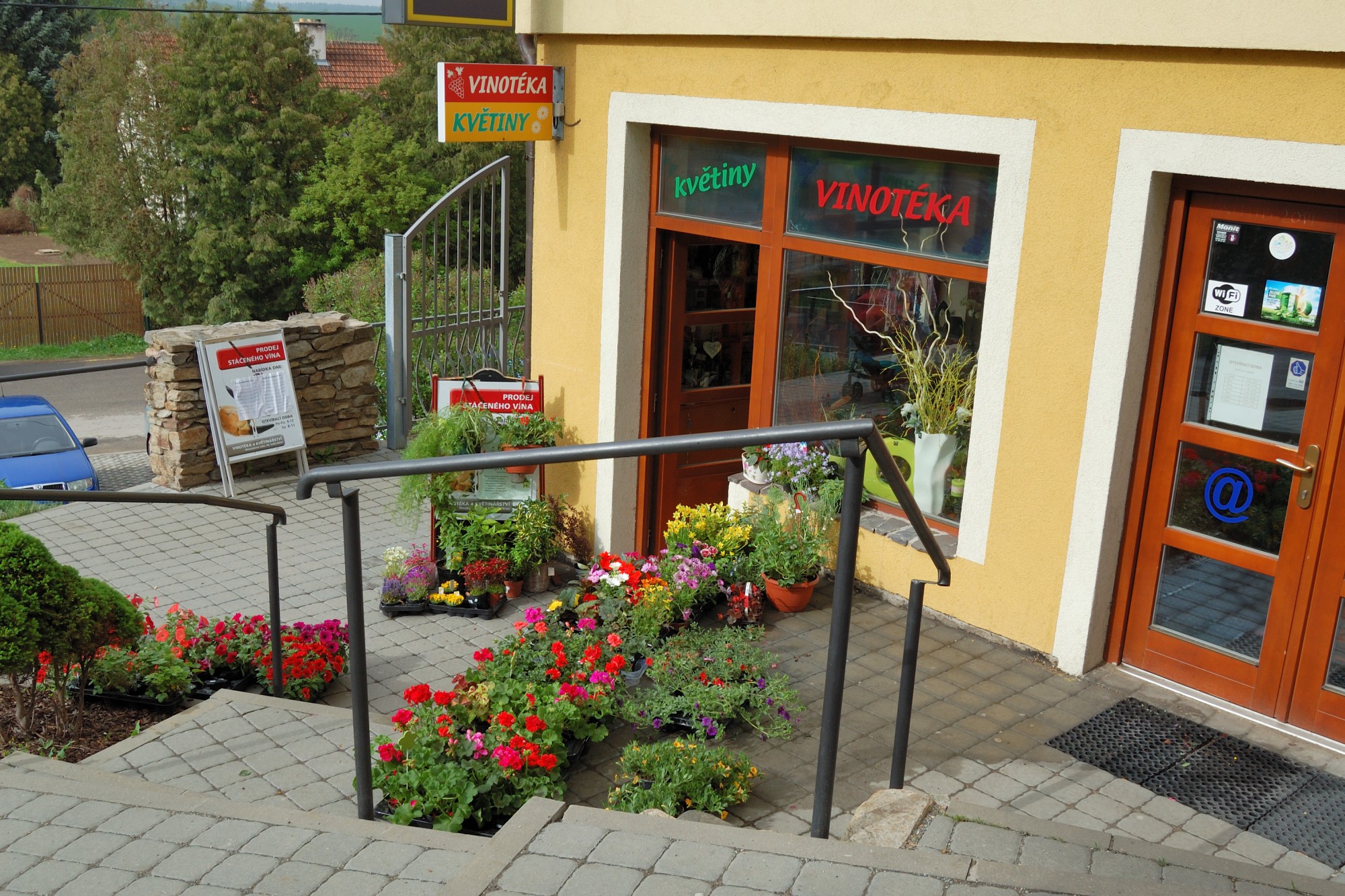 Vinotéka a květiny Velká Bíteš foto 3