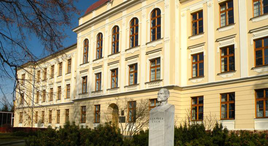Gymnázium Vincence Makovského Nové Město na Moravě foto 2