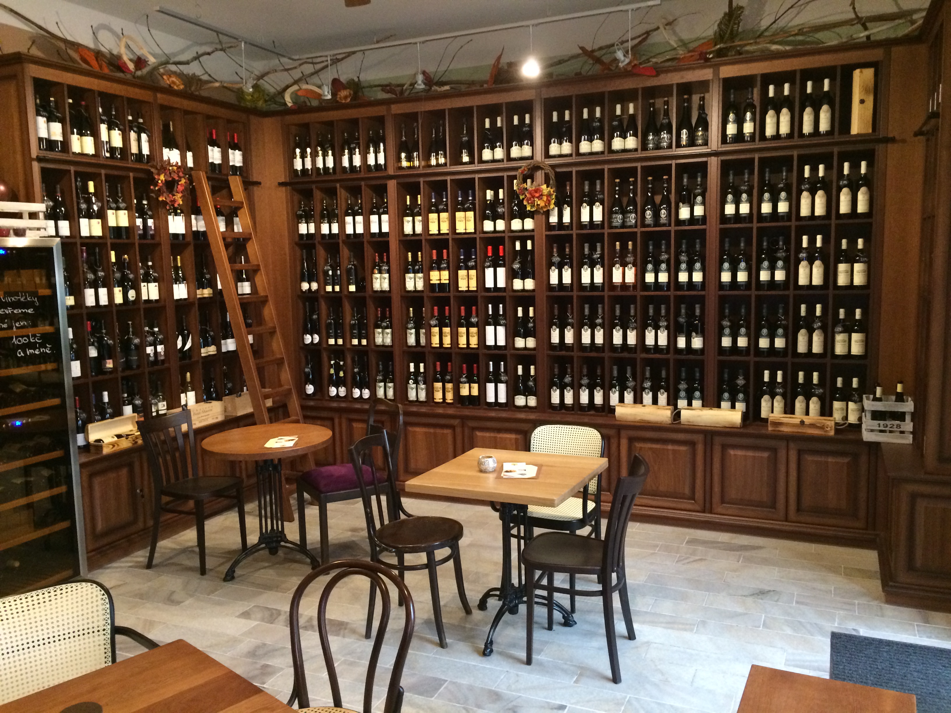 BARRIQÁDA, wine shop and café foto 3