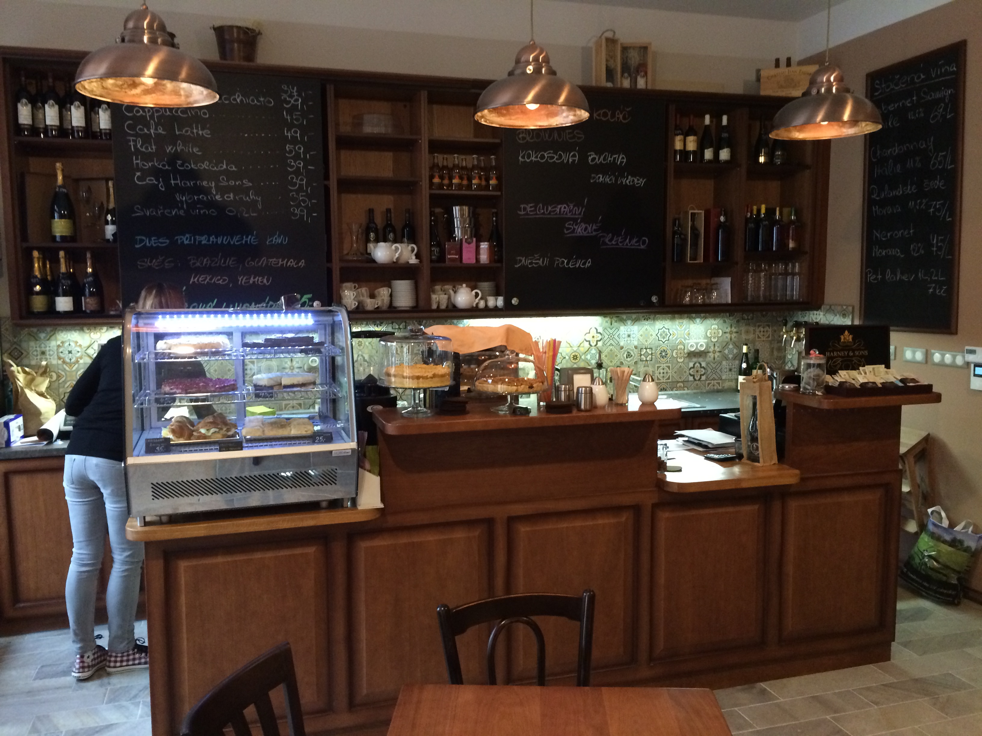 BARRIQÁDA, wine shop and café foto 4