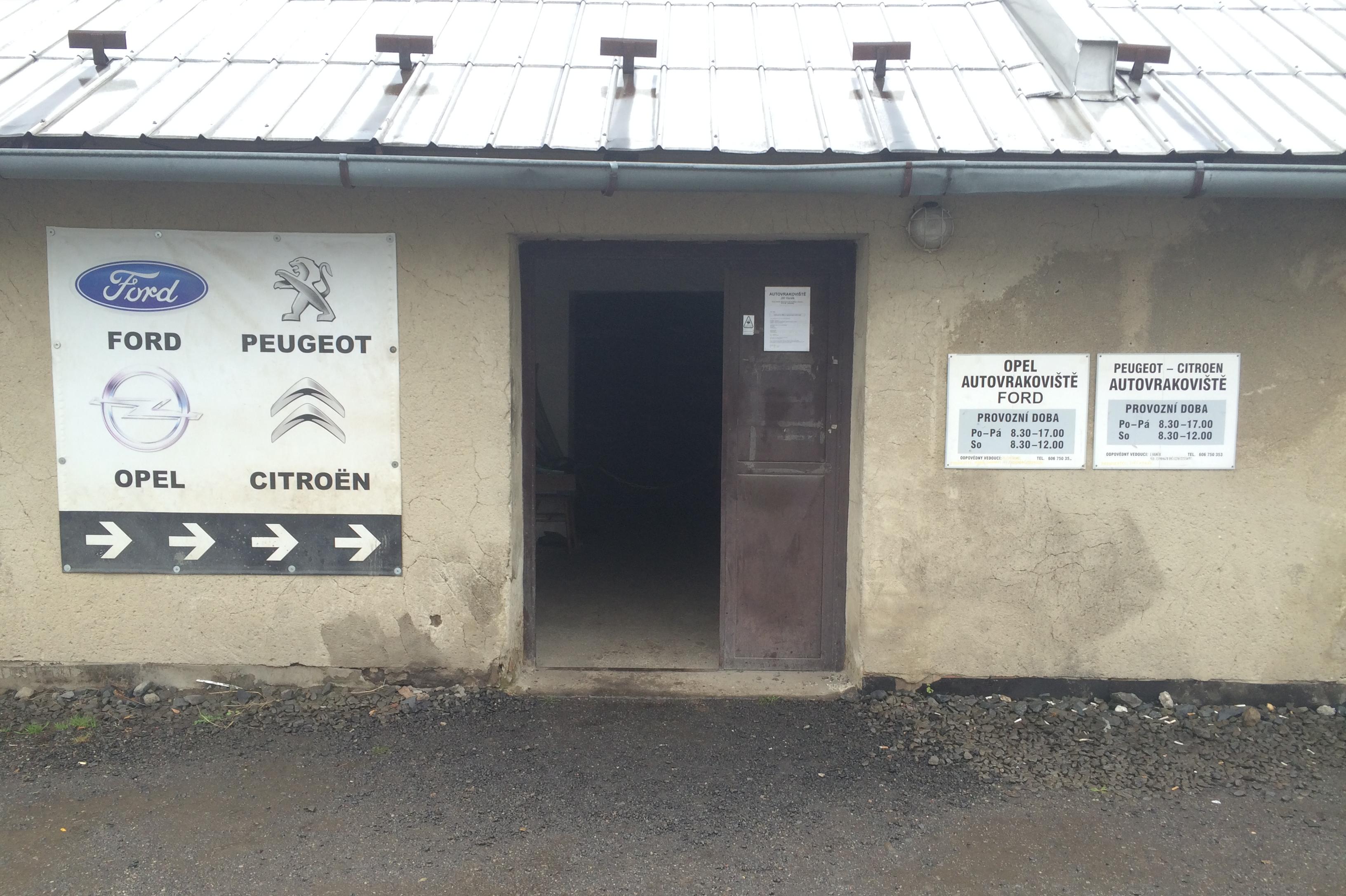 Autovrakoviště Opel a Ford