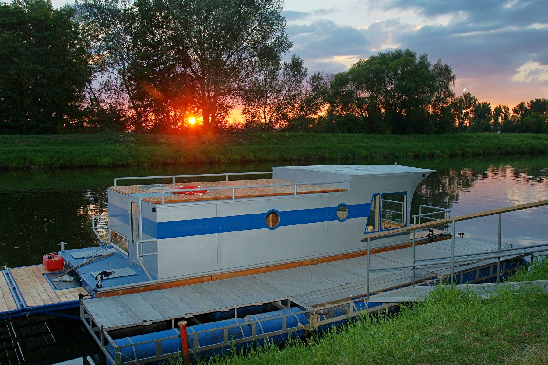 Baťák Hausboty - půjčovna lodí a hausbótů foto 4