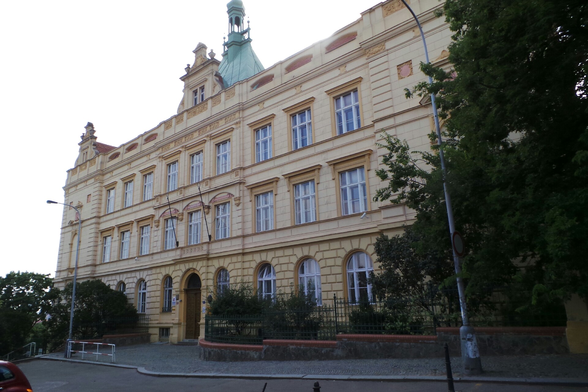 ZŠ s rozšířenou výukou jazyků, Fakultní škola Pedagogické fakulty UK, Praha 2