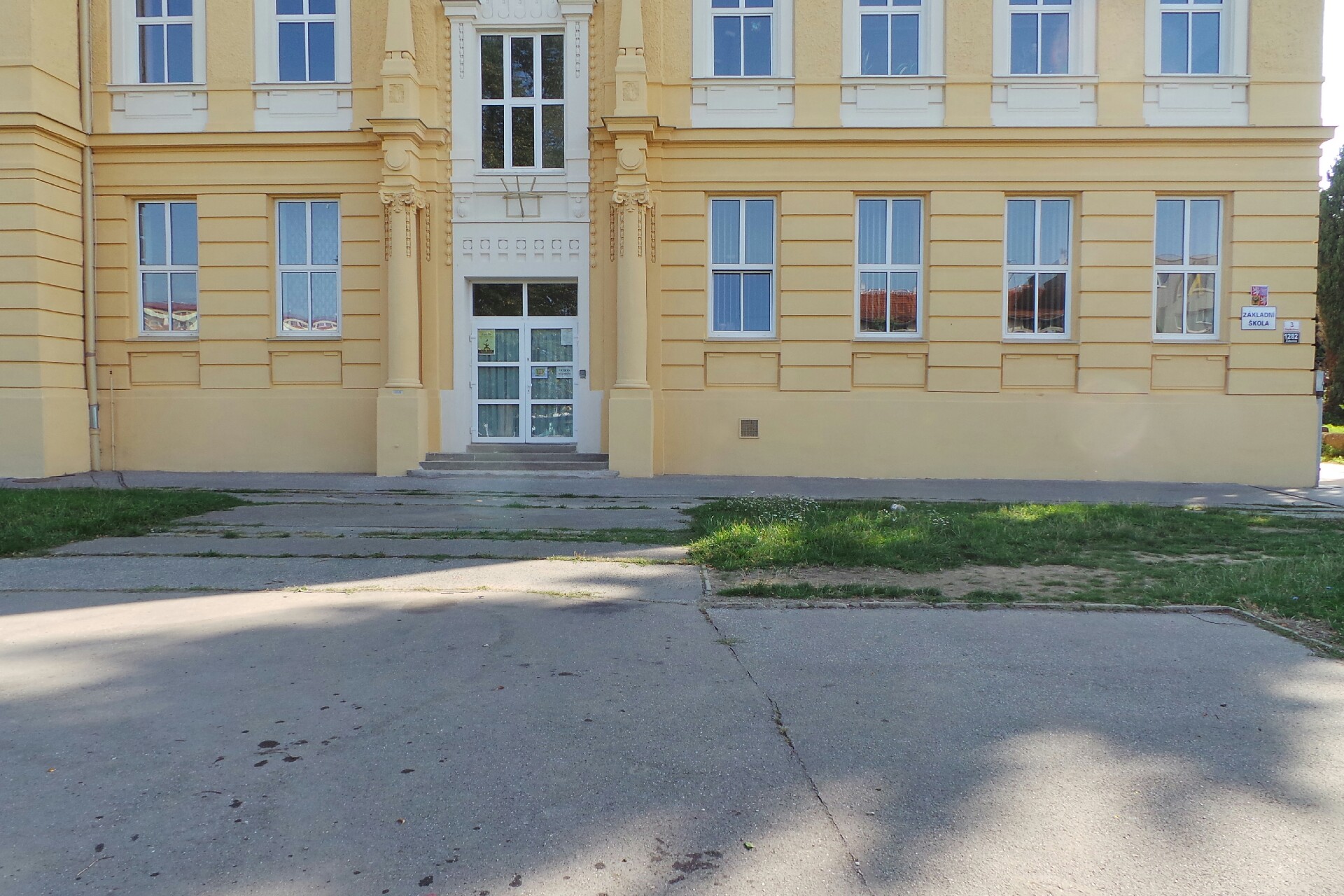 File:Brno-Zidenice - Zakladni skola Gajdosova.jpg - Wikimedia Commons