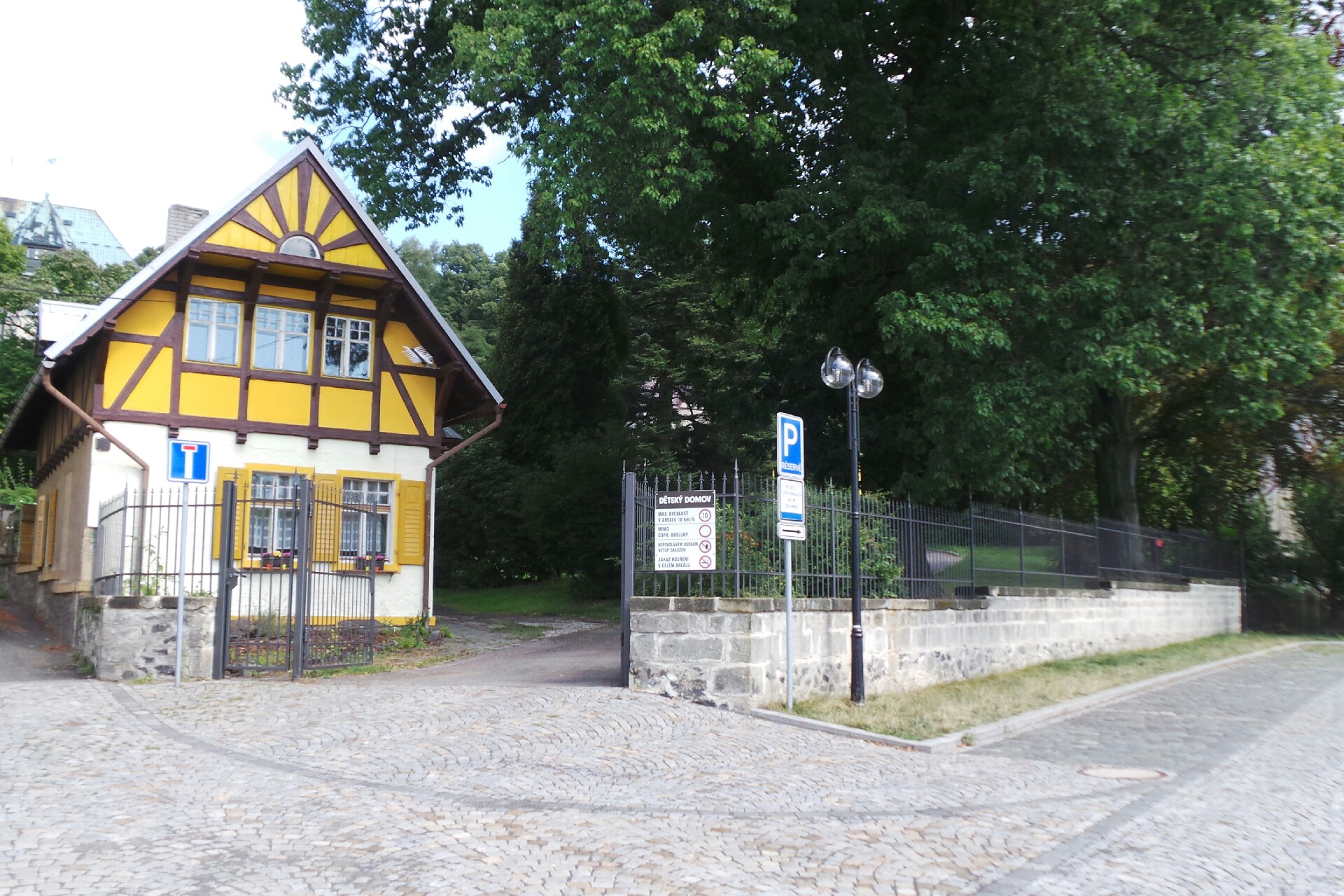 Dětský domov Země dětí a Školní jídelna Česká Kamenice