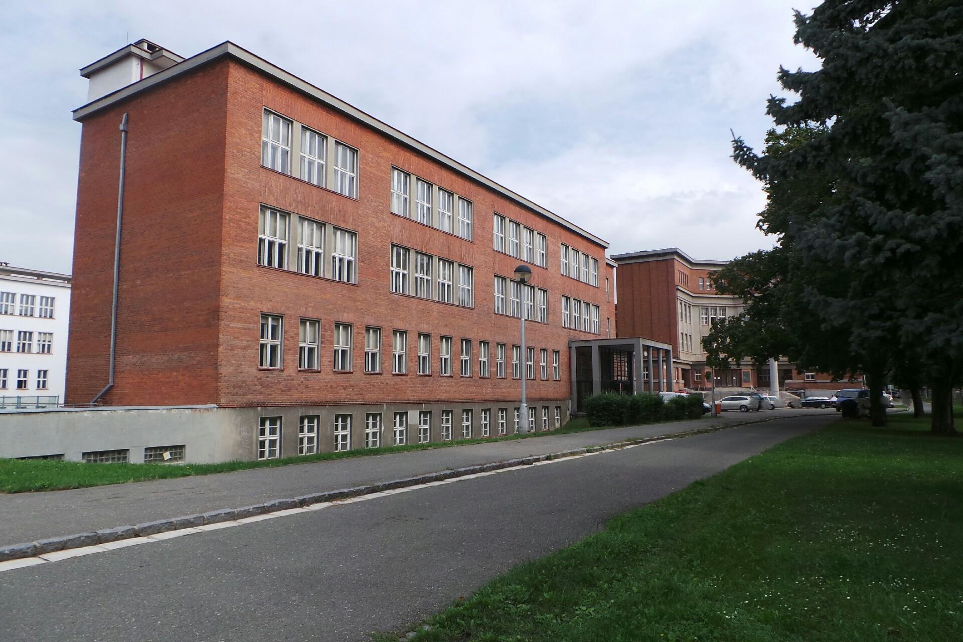 Gymnázium J. K. Tyla Hradec Králové foto 2