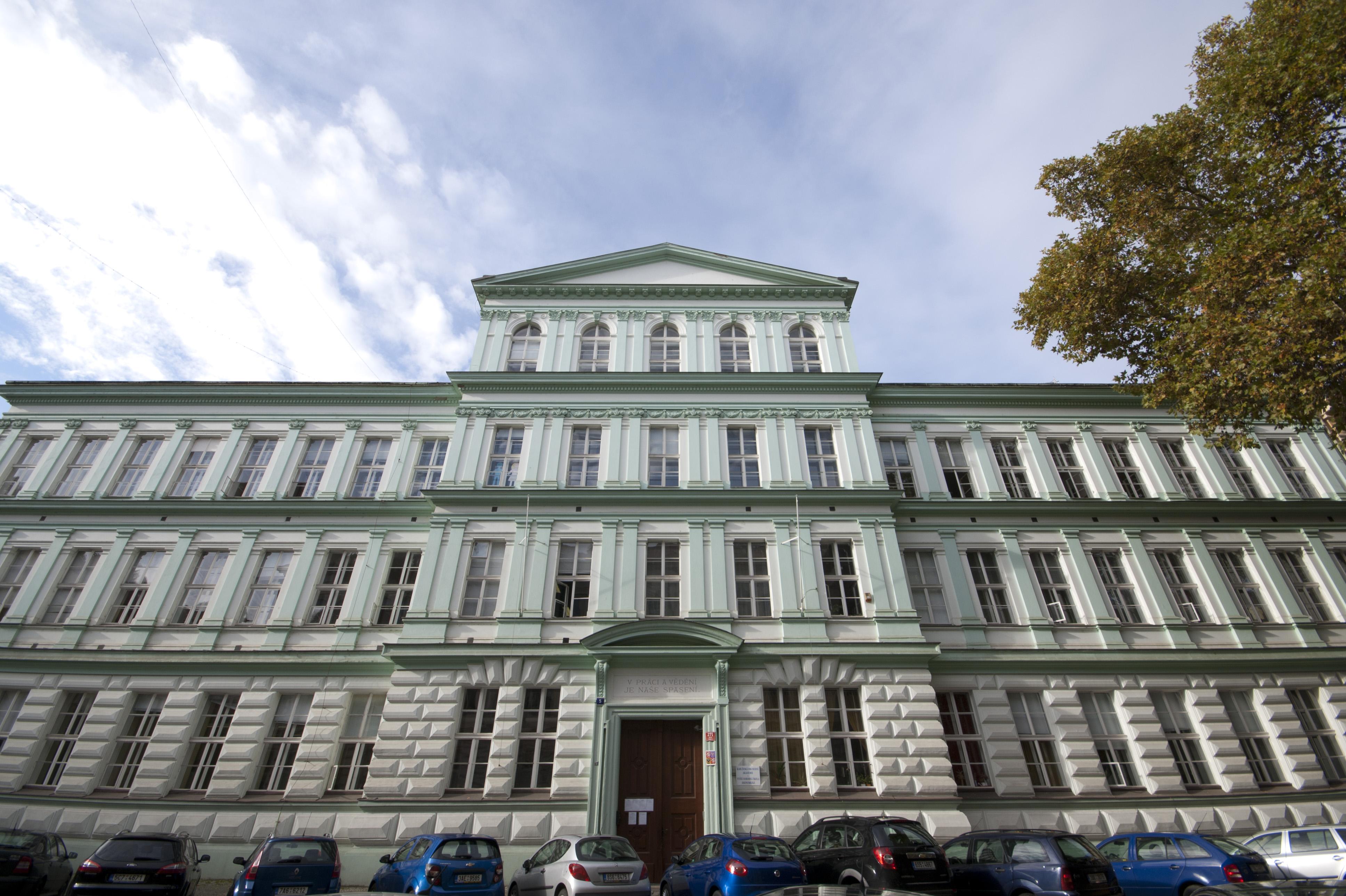 Karlínská obchodní akademie