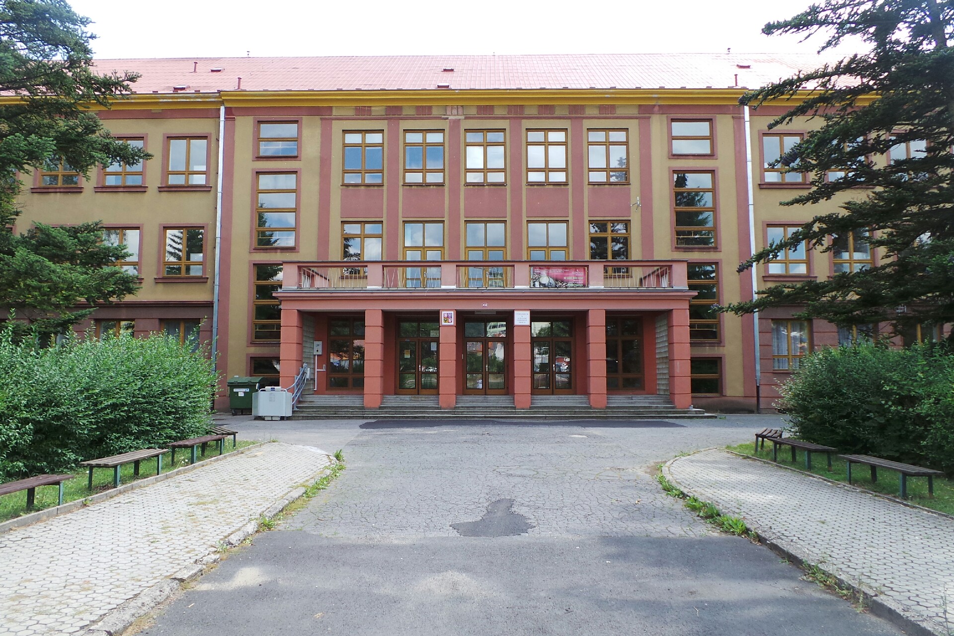 Školní jídelna - Gymnázium a SOŠ Klášterec nad Ohří