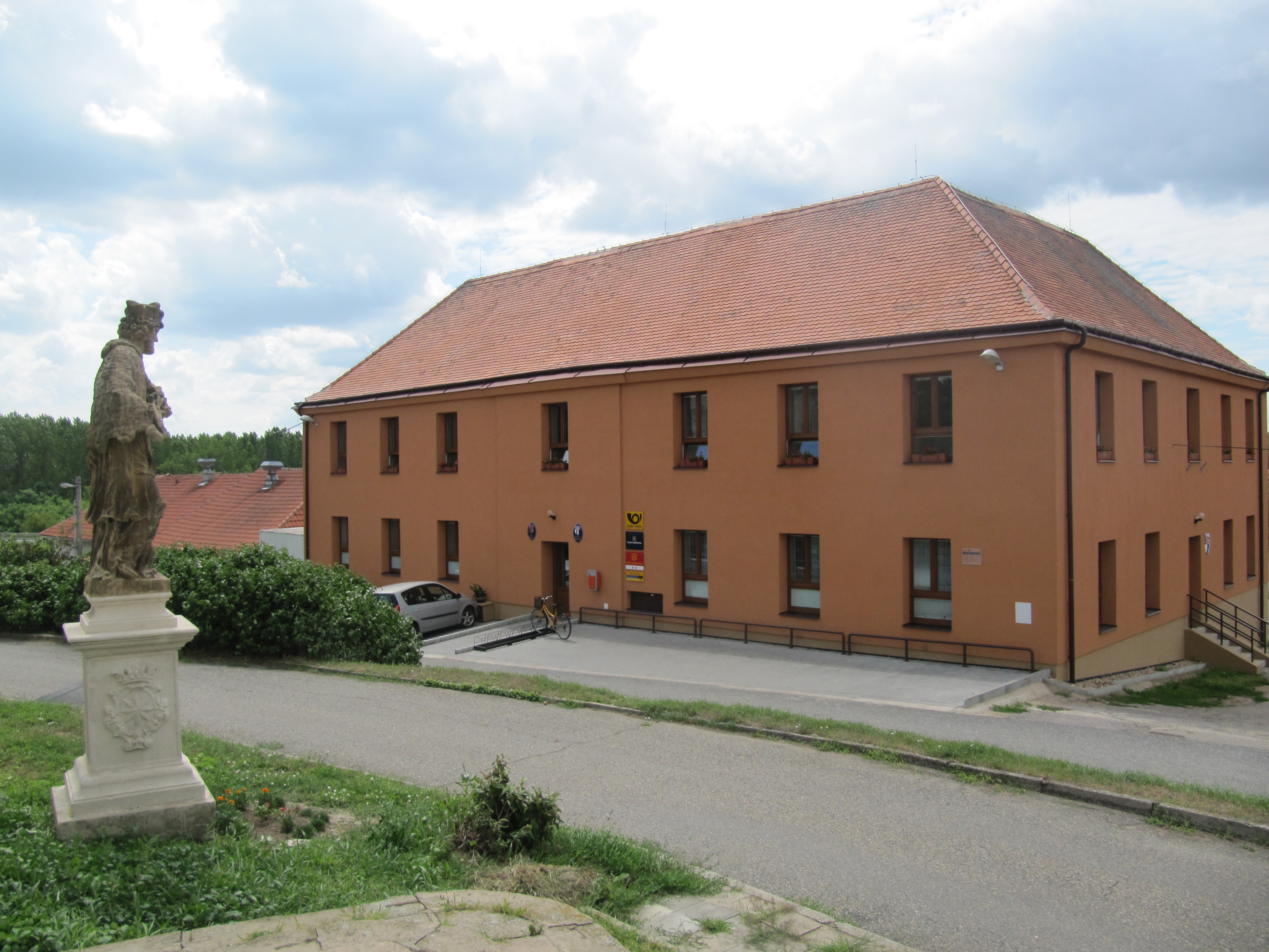 Drnholec - úřad městyse