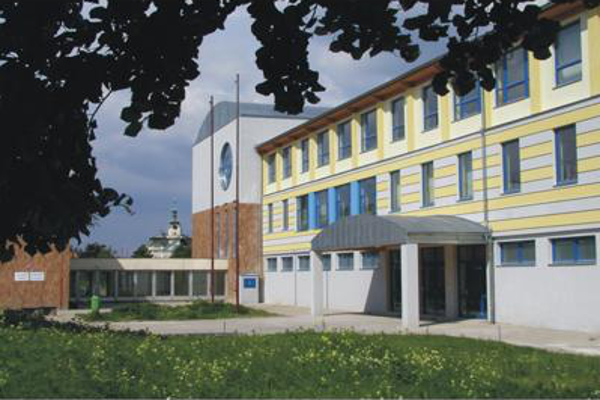 Gymnázium, Čelákovice, J. A. Komenského 414 foto 1