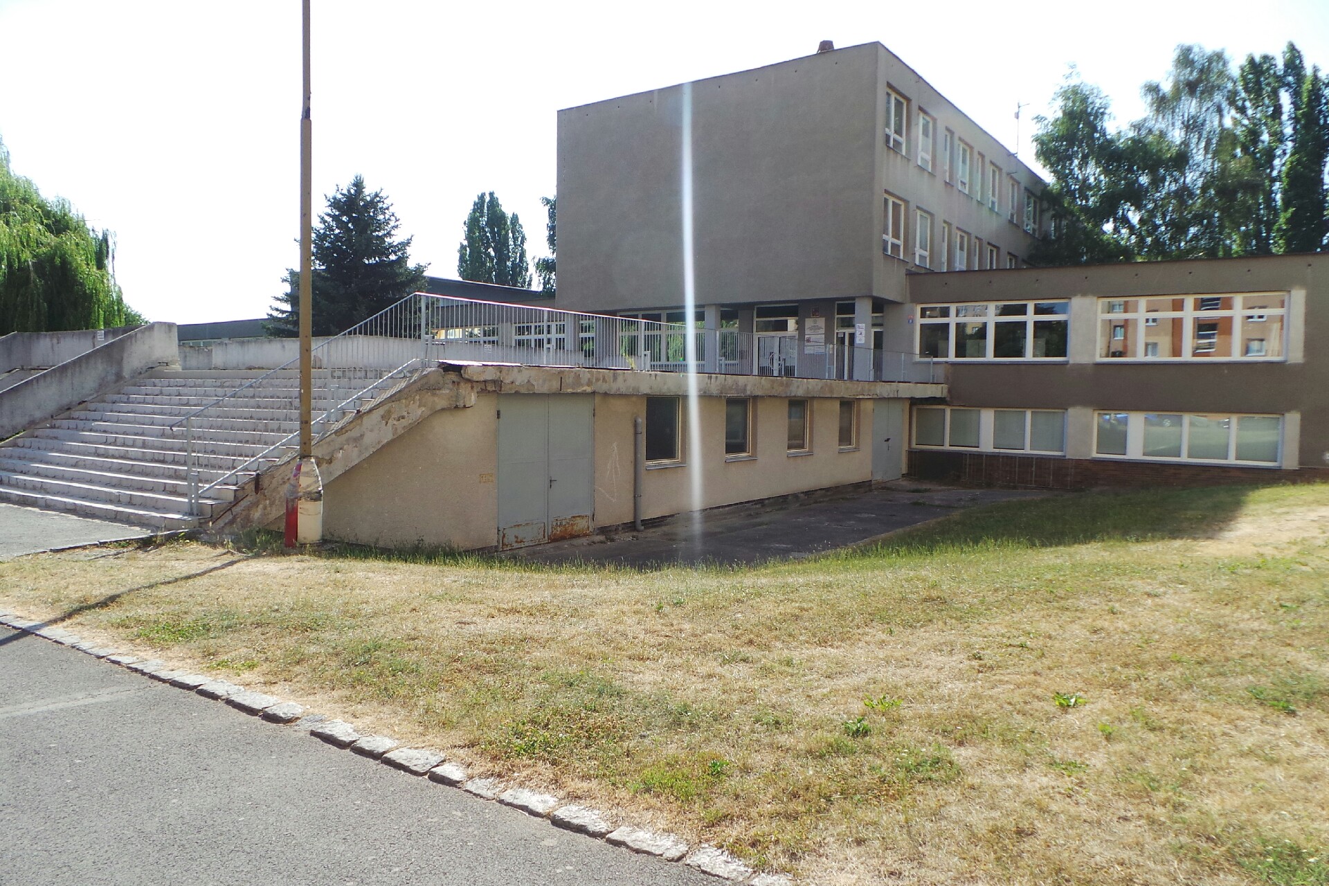 Vyšší odborná škola ekonomická, sociální a zdravotnická Most foto 1