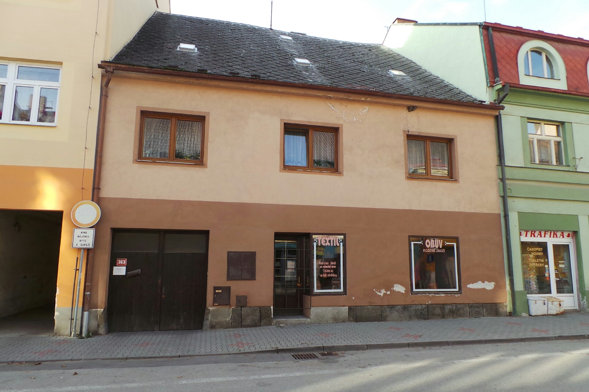 Autoservis u základní školy