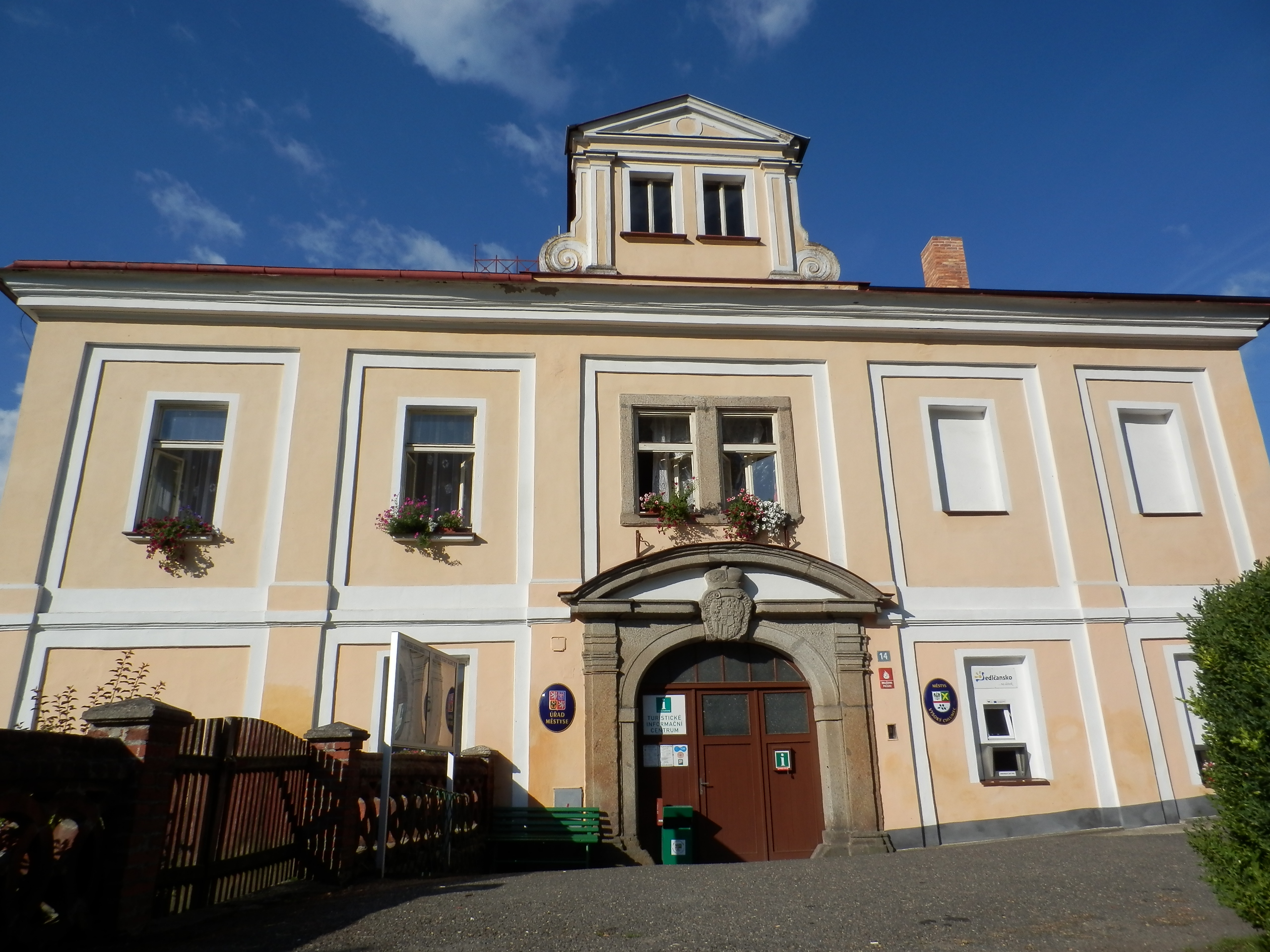 Vysoký Chlumec - úřad městyse foto 1