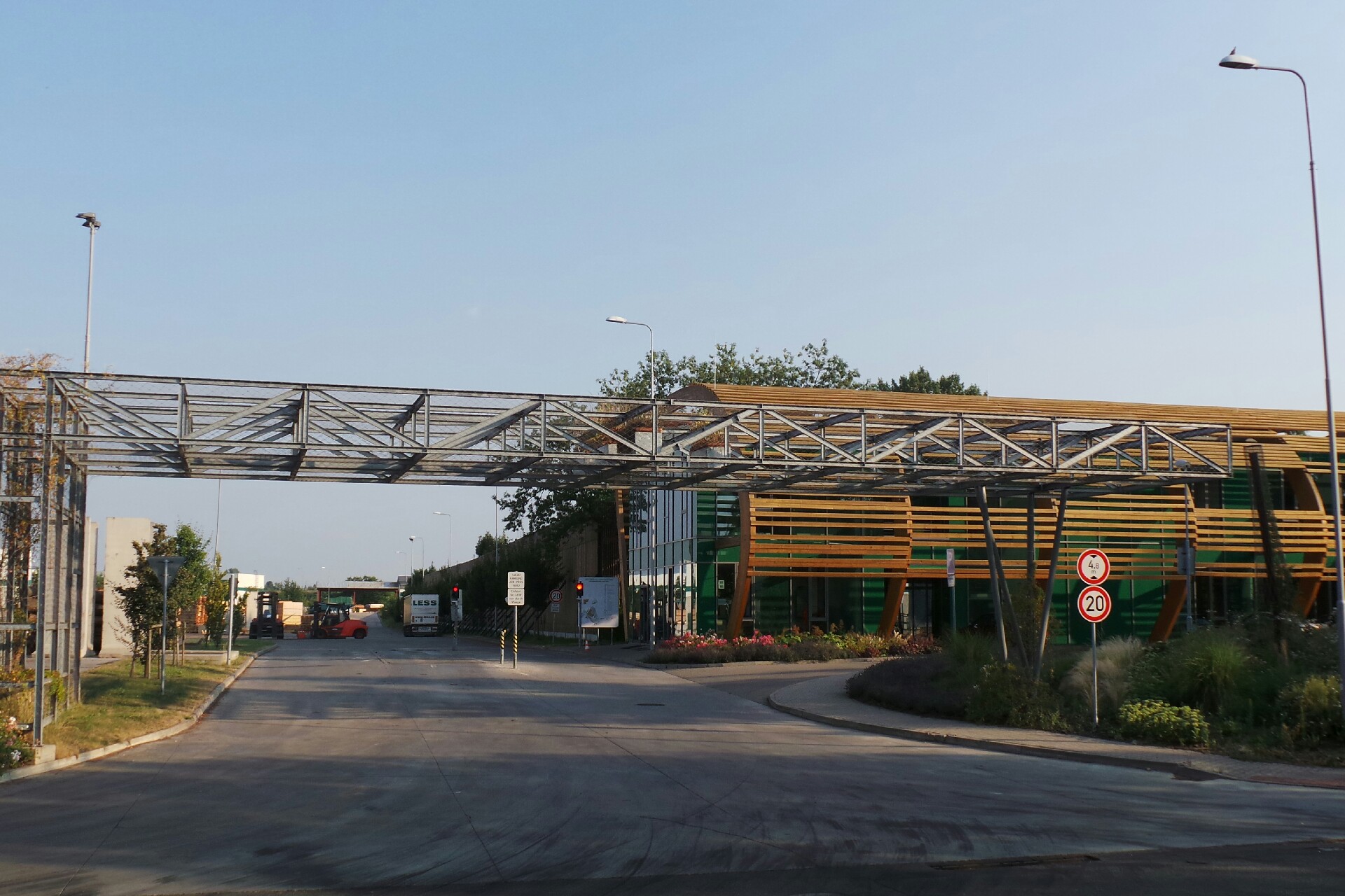 LESS & ENERGY, s.r.o.